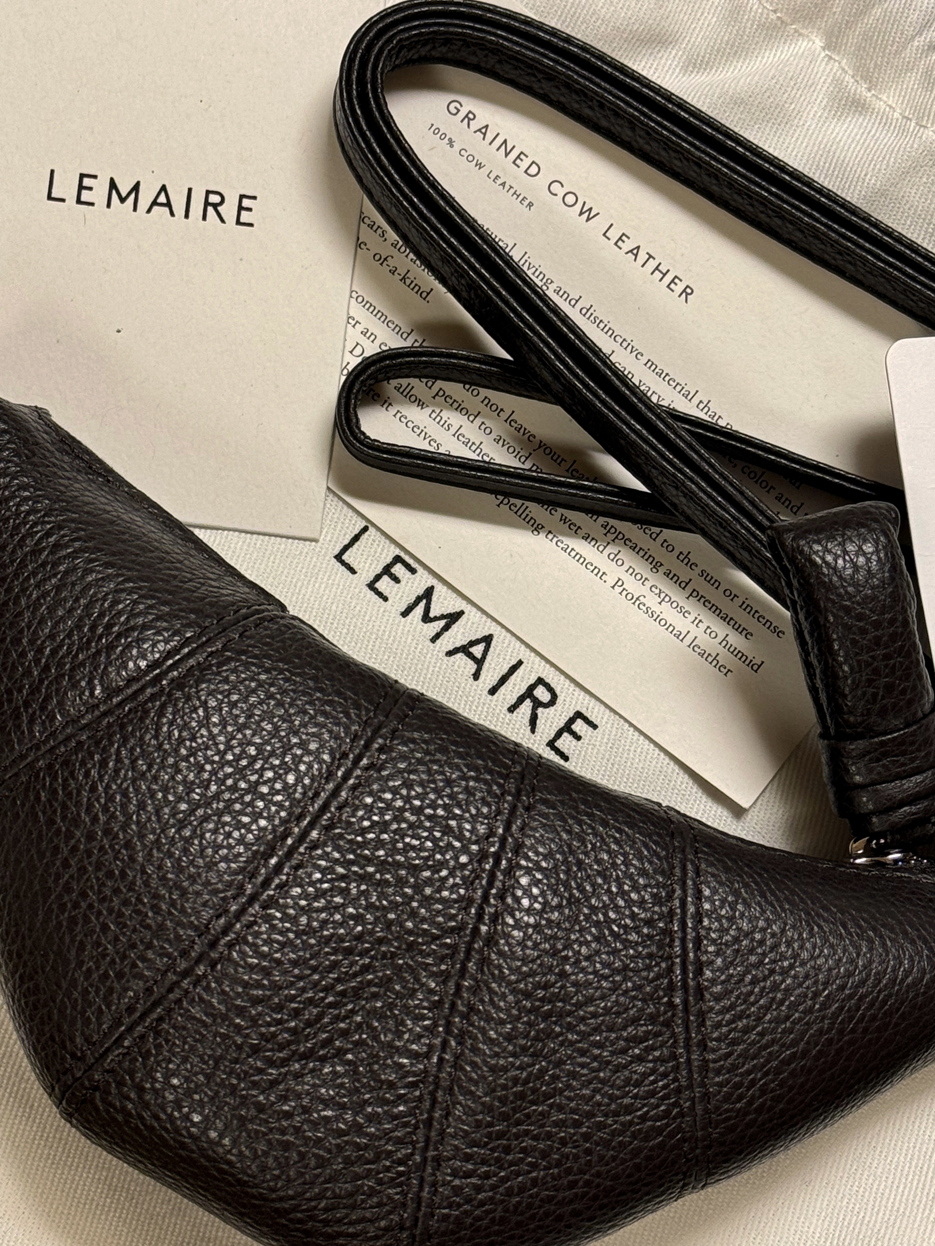 Lemaire Croissant Coin Purse Necklace Soft Grained Leather Dark Chocolate 착용 스타일 - 2