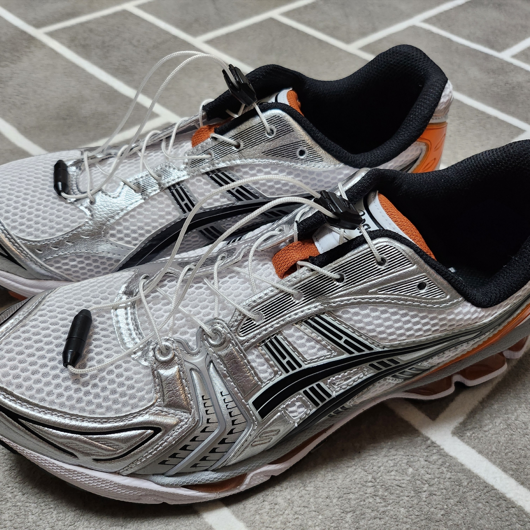 Asics Gel-Kayano 14 White Piquant Orange 착용 스타일 - 1