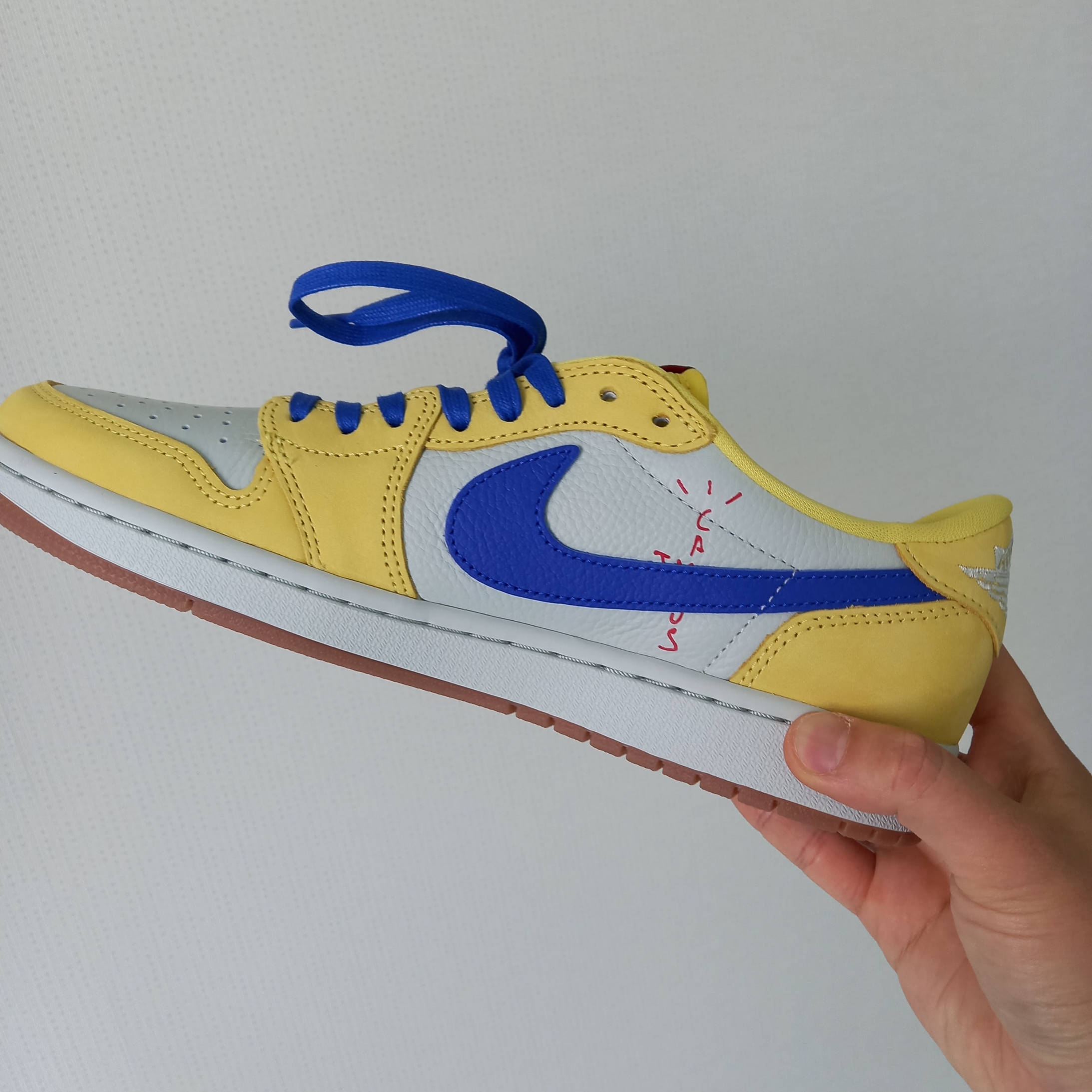 (W) Jordan 1 x Travis Scott Retro Low OG SP Canary 착용 스타일 - 4