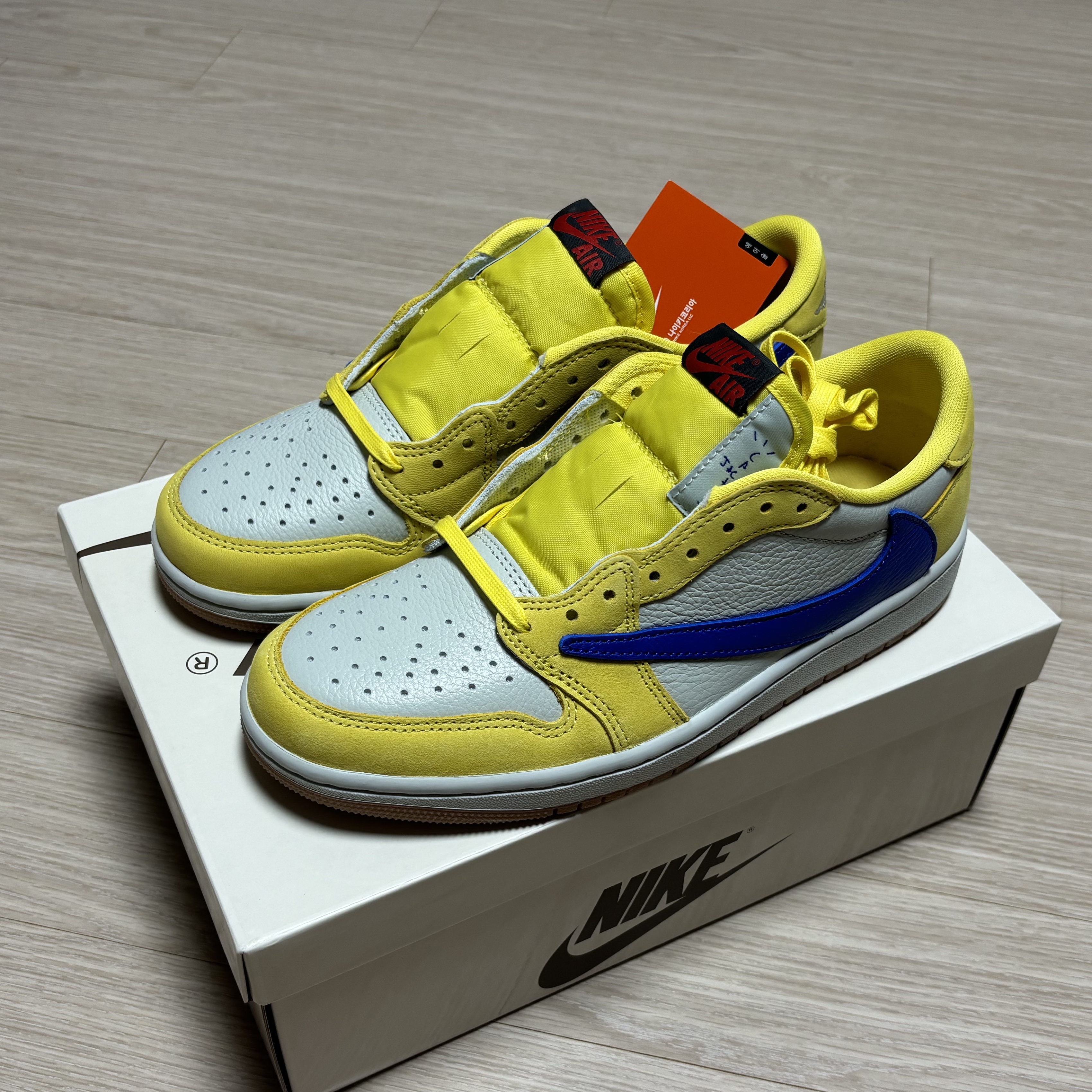 (W) Jordan 1 x Travis Scott Retro Low OG SP Canary 착용 스타일 - 1