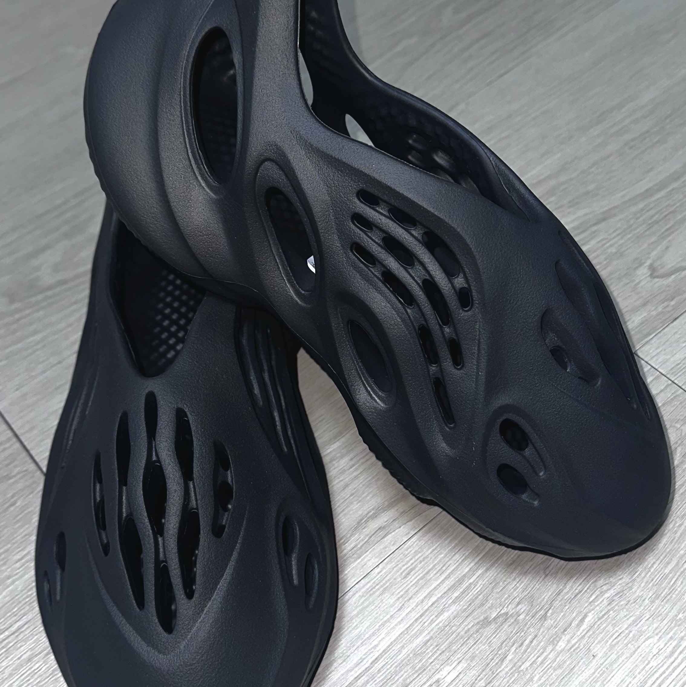 Adidas Yeezy Foam RNNR Carbon 착용 스타일