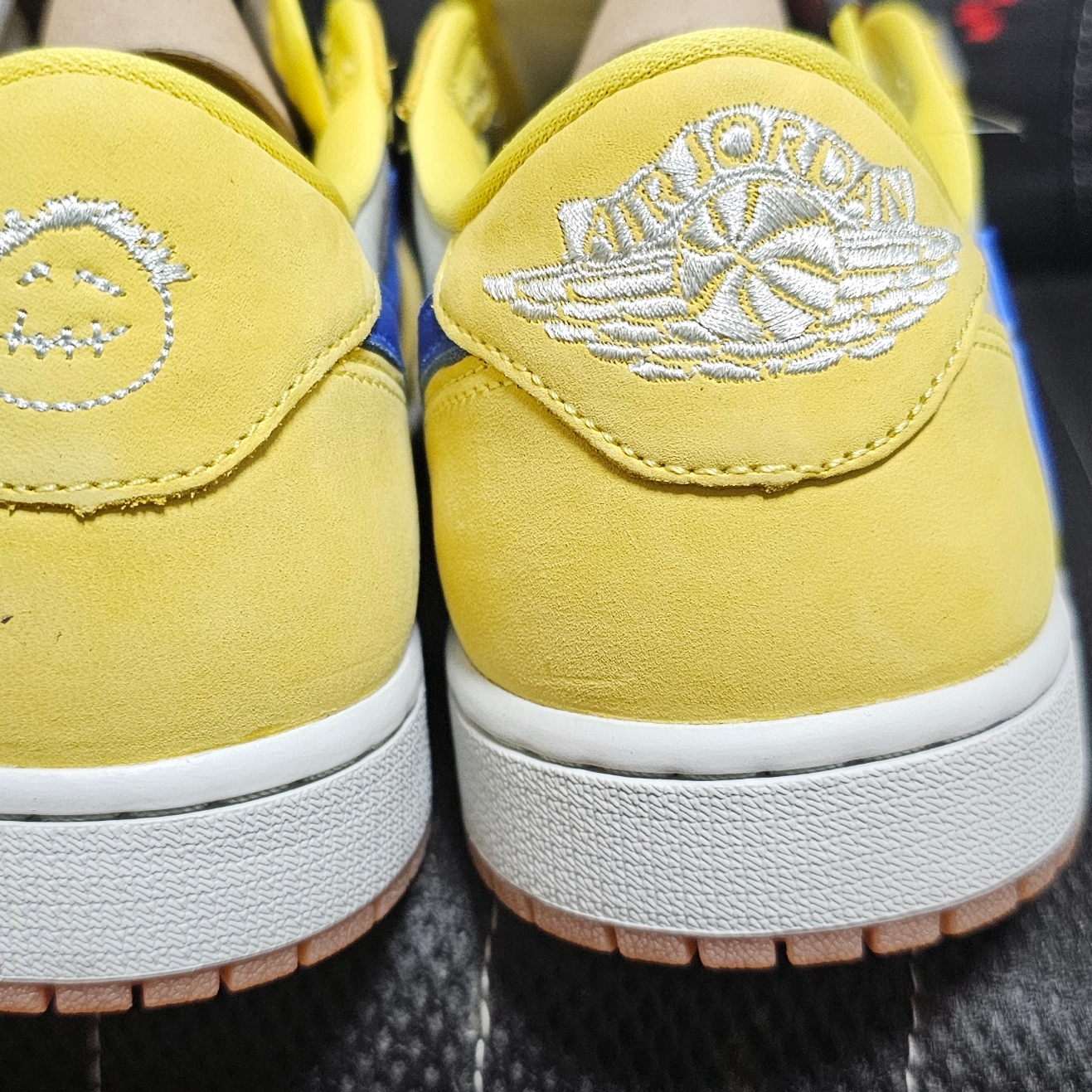 (W) Jordan 1 x Travis Scott Retro Low OG SP Canary 착용 스타일 - 3