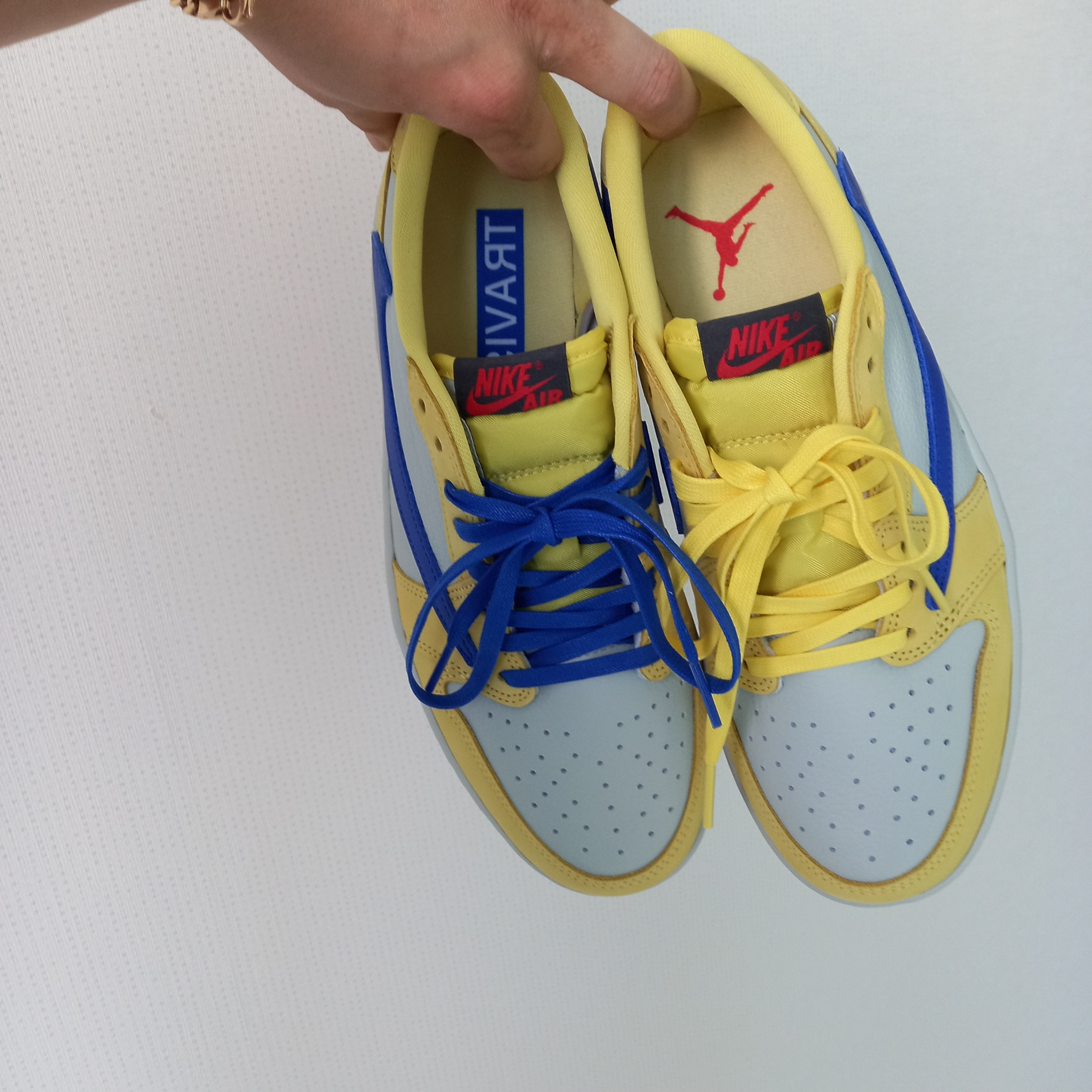 (W) Jordan 1 x Travis Scott Retro Low OG SP Canary 착용 스타일 - 2
