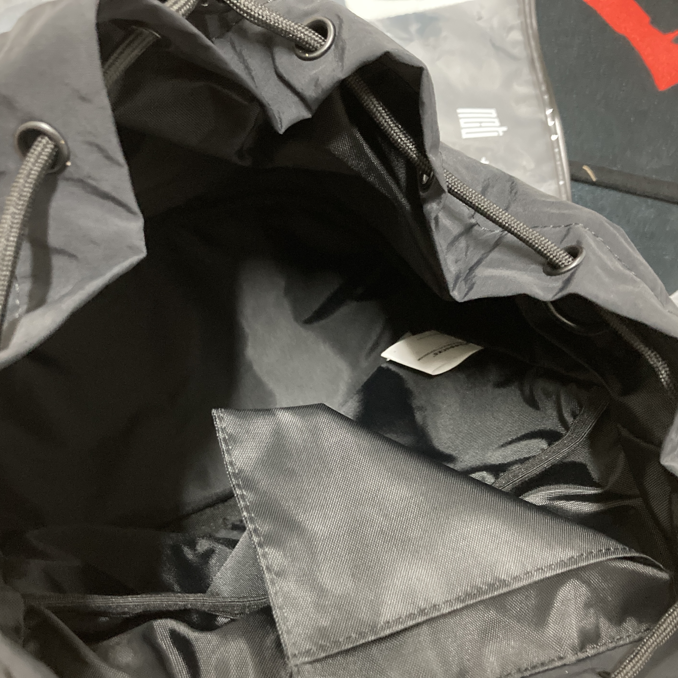 Starbucks x NCT Concert Bag Black 착용 스타일 - 6