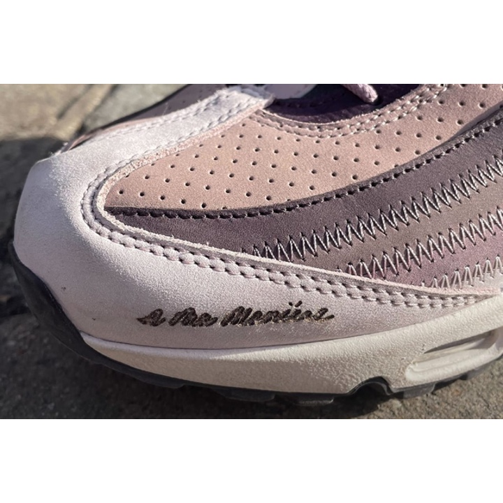 Nike Air Max 95 Black Metallic Gold, Nike Air Max 95 Black Track Red Anthracite 착용 스타일 - 2