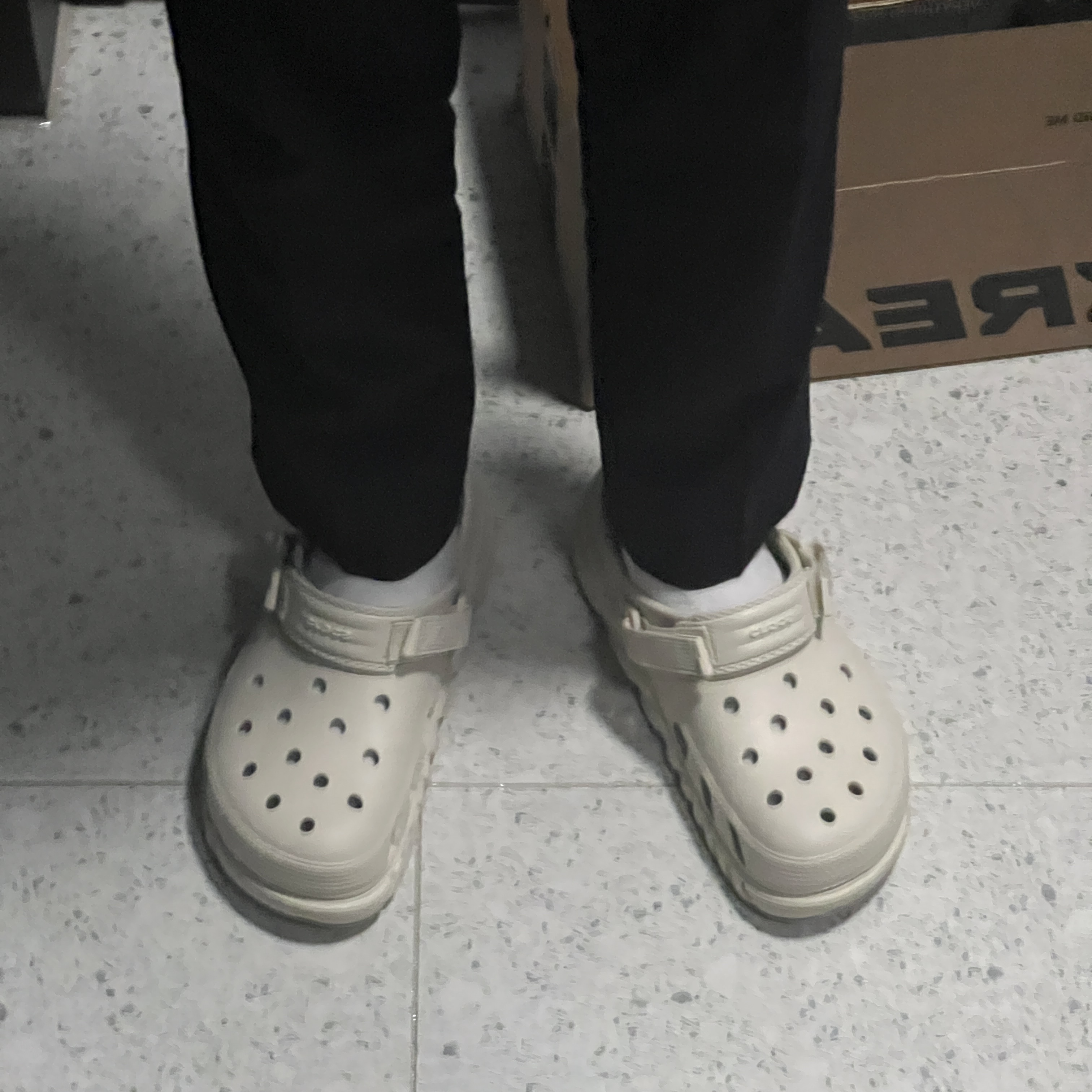 Crocs Duet Max II Clog Stucco 착용 스타일 - 5