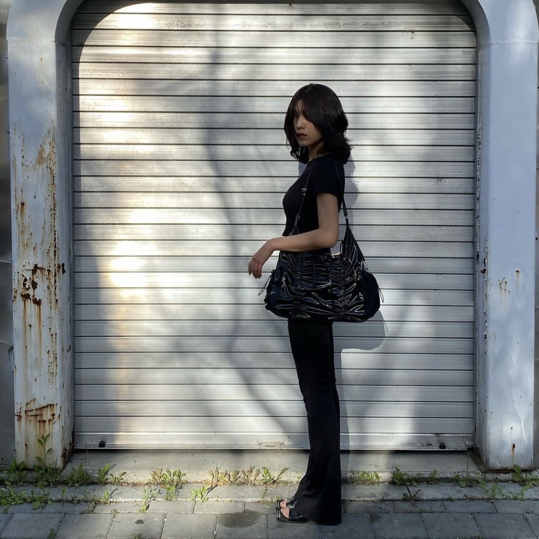 For Appeal String Ribbon Large Hobo Bag Glossy Black, For Appeal String Ribbon Large Hobo Bag Silver 착용 스타일