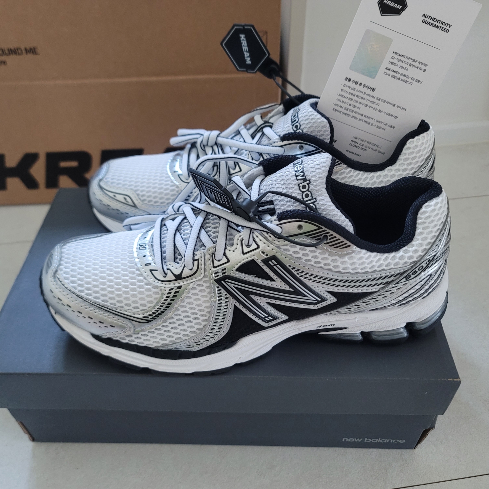 New Balance 860v2 White Black 착용 스타일