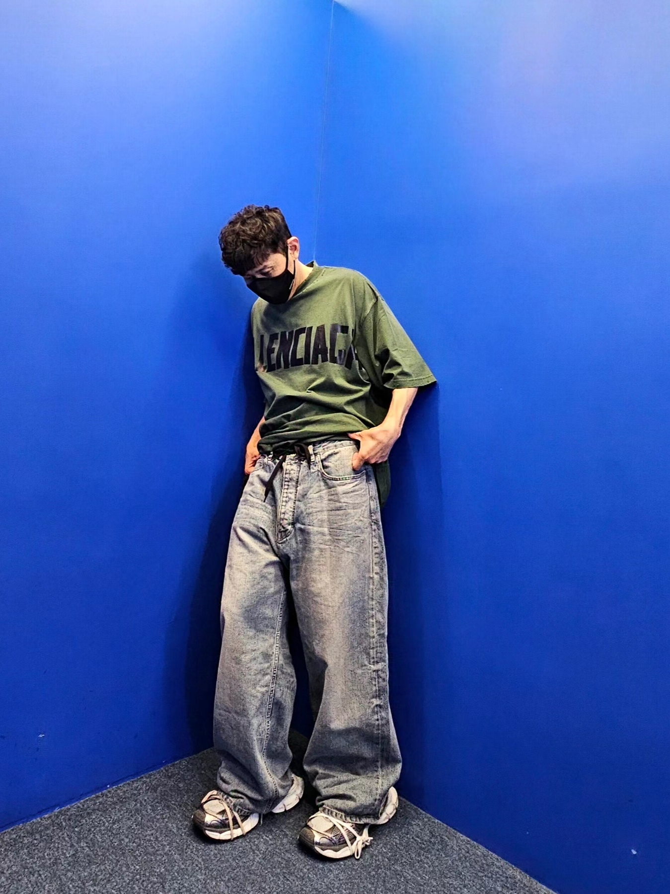 Balenciaga Oversized Baggy Pants Light Blue, Balenciaga New Tape Type Medium Fit T-Shirt Dark Green 착용 스타일 - 1