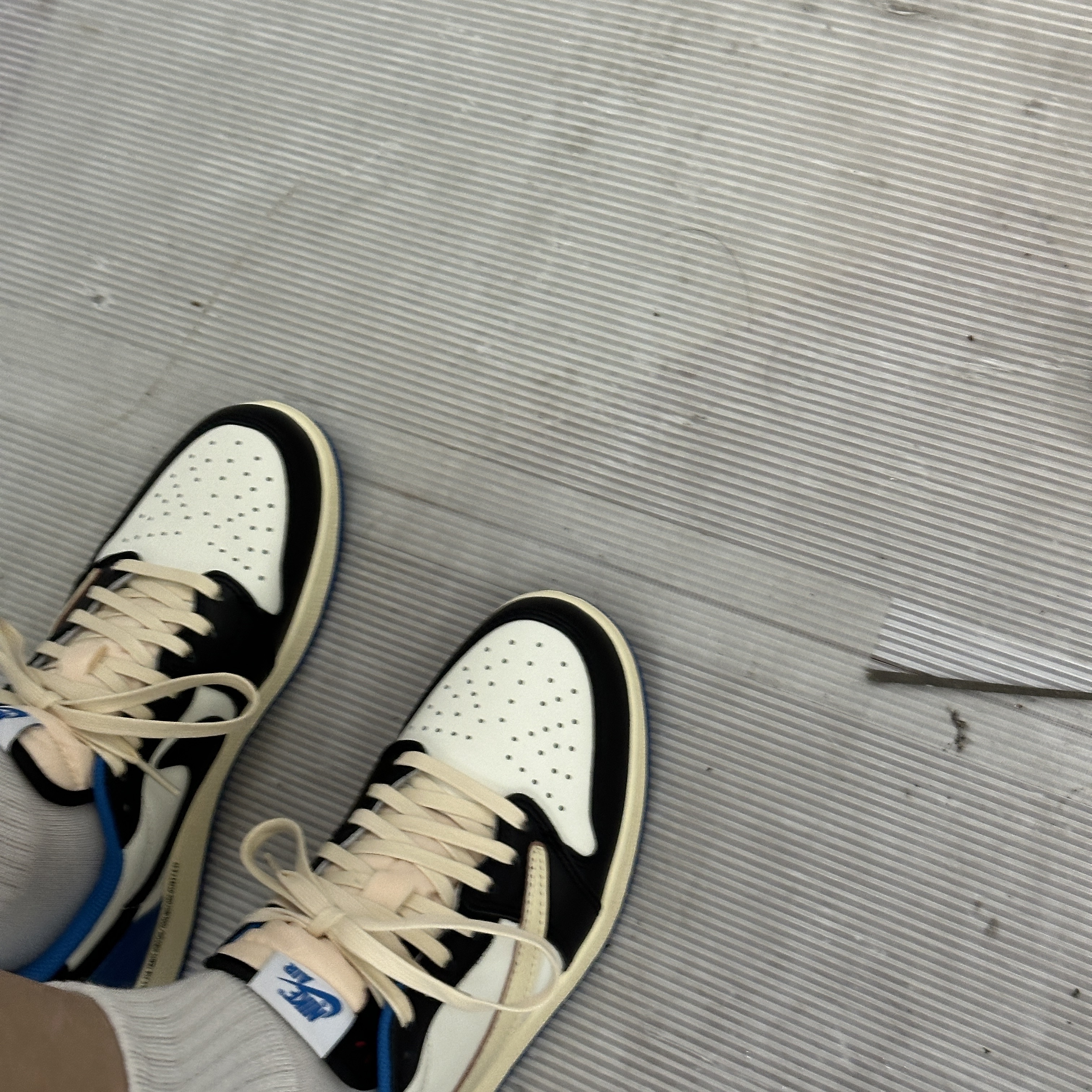 Jordan 1 x Travis Scott x Fragment Retro Low OG SP Military Blue 착용 스타일 - 2