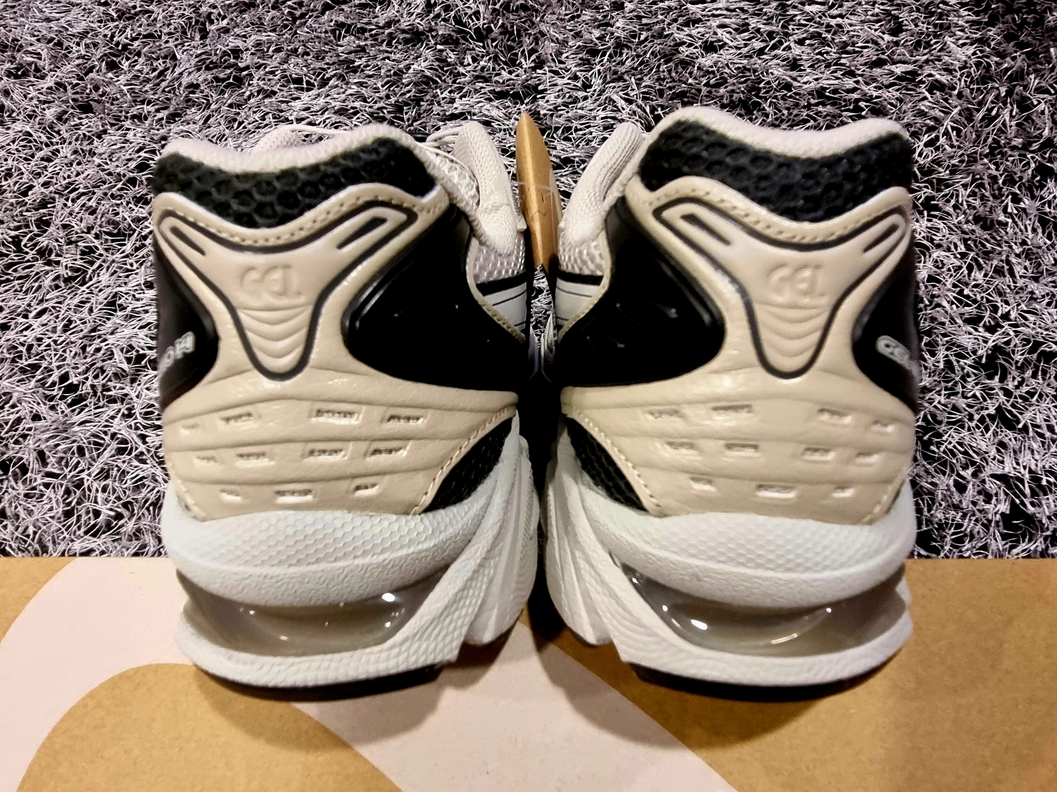 Asics Unlimited Gel-Kayano 14 Smoke Grey 착용 스타일 - 5