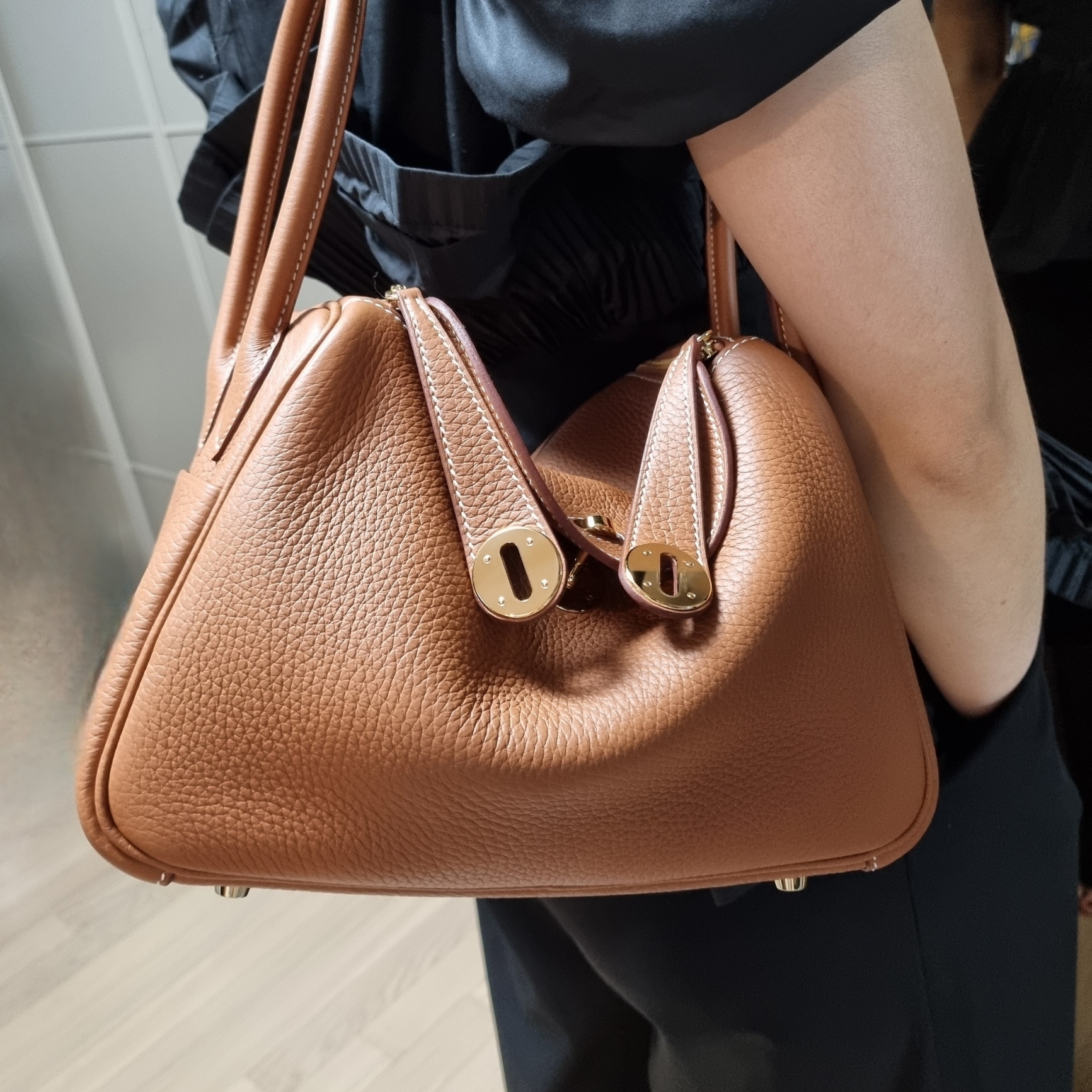 Hermes Lindy 26 Bag Clemence & Gold 착용 스타일