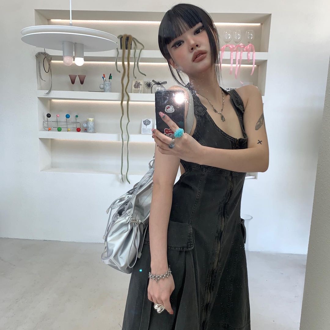 For Appeal String Ribbon Large Hobo Bag Glossy Black, For Appeal String Ribbon Large Hobo Bag Silver 착용 스타일