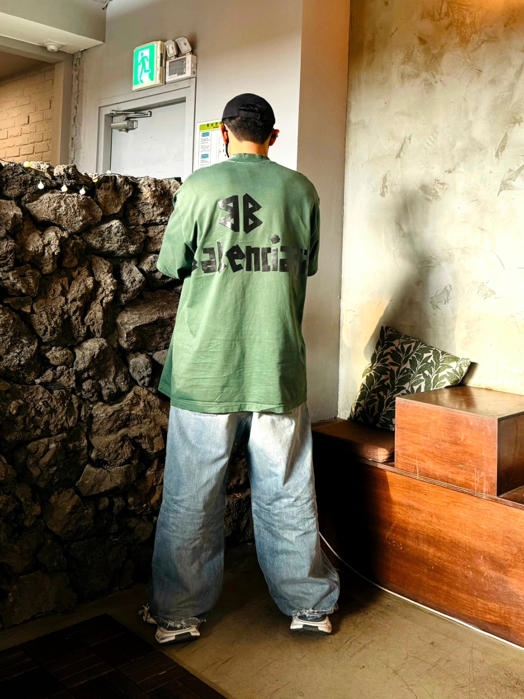 Balenciaga Oversized Baggy Pants Light Blue, Balenciaga New Tape Type Medium Fit T-Shirt Dark Green 착용 스타일 - 5