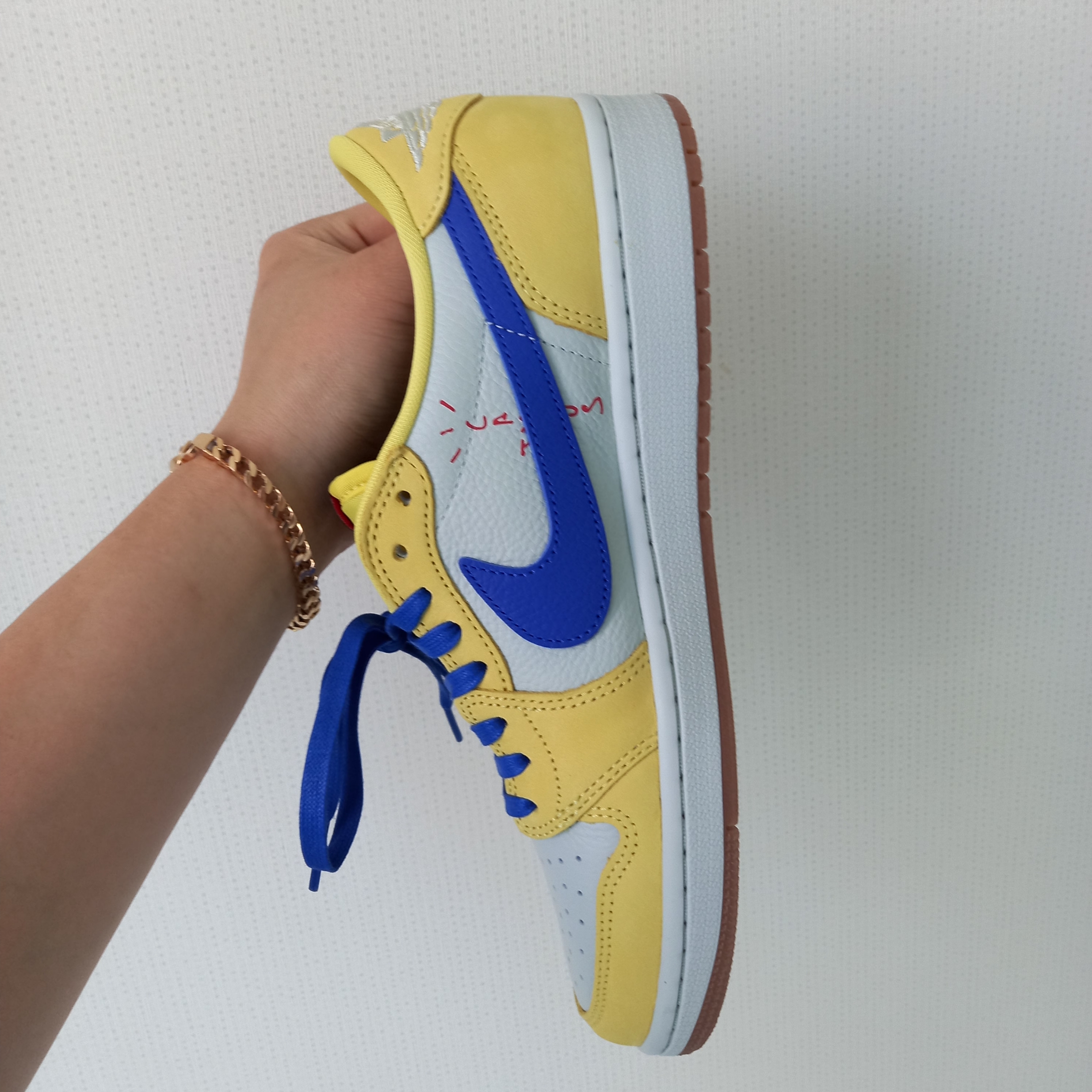 (W) Jordan 1 x Travis Scott Retro Low OG SP Canary 착용 스타일 - 10