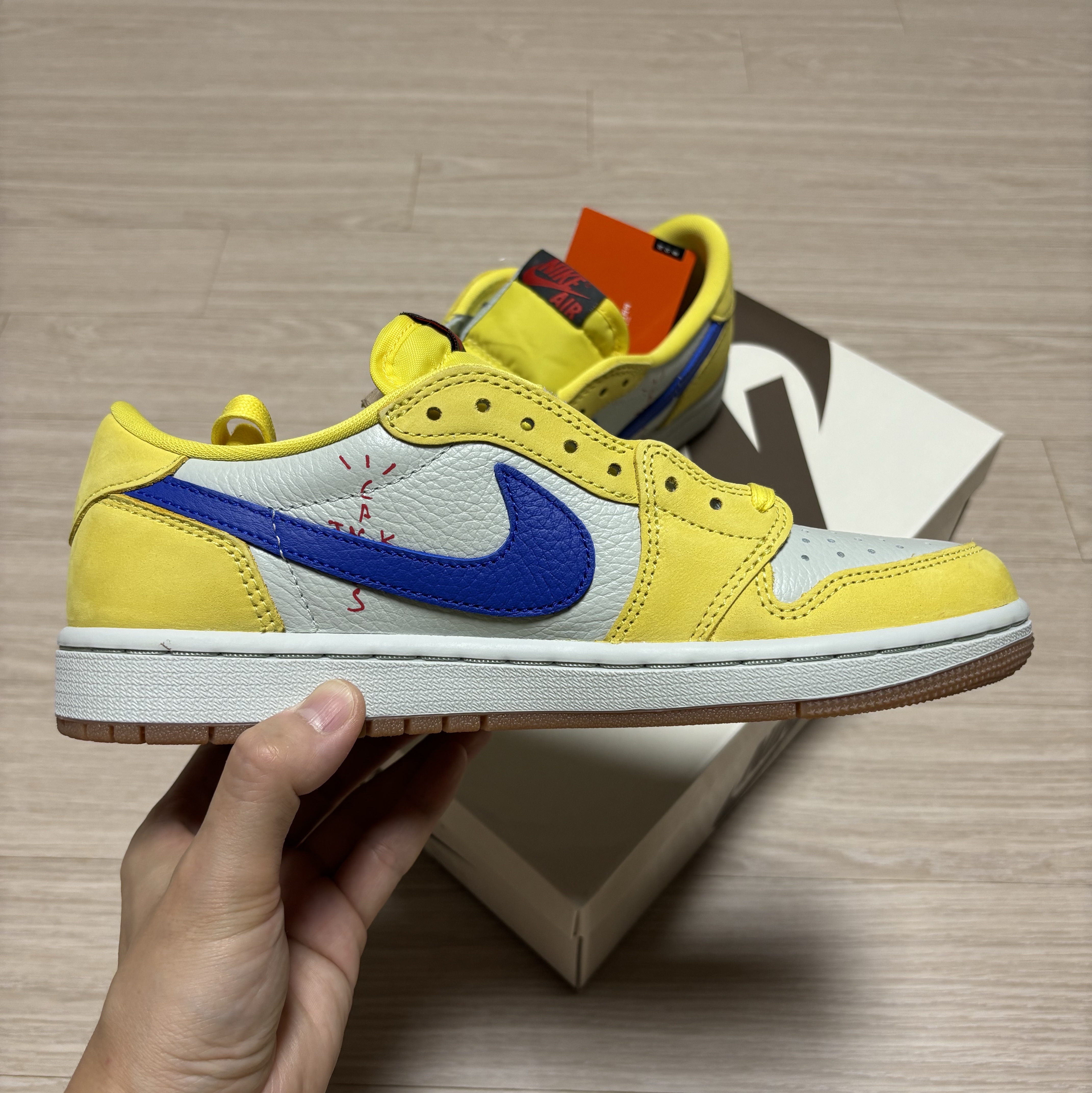 (W) Jordan 1 x Travis Scott Retro Low OG SP Canary 착용 스타일 - 5