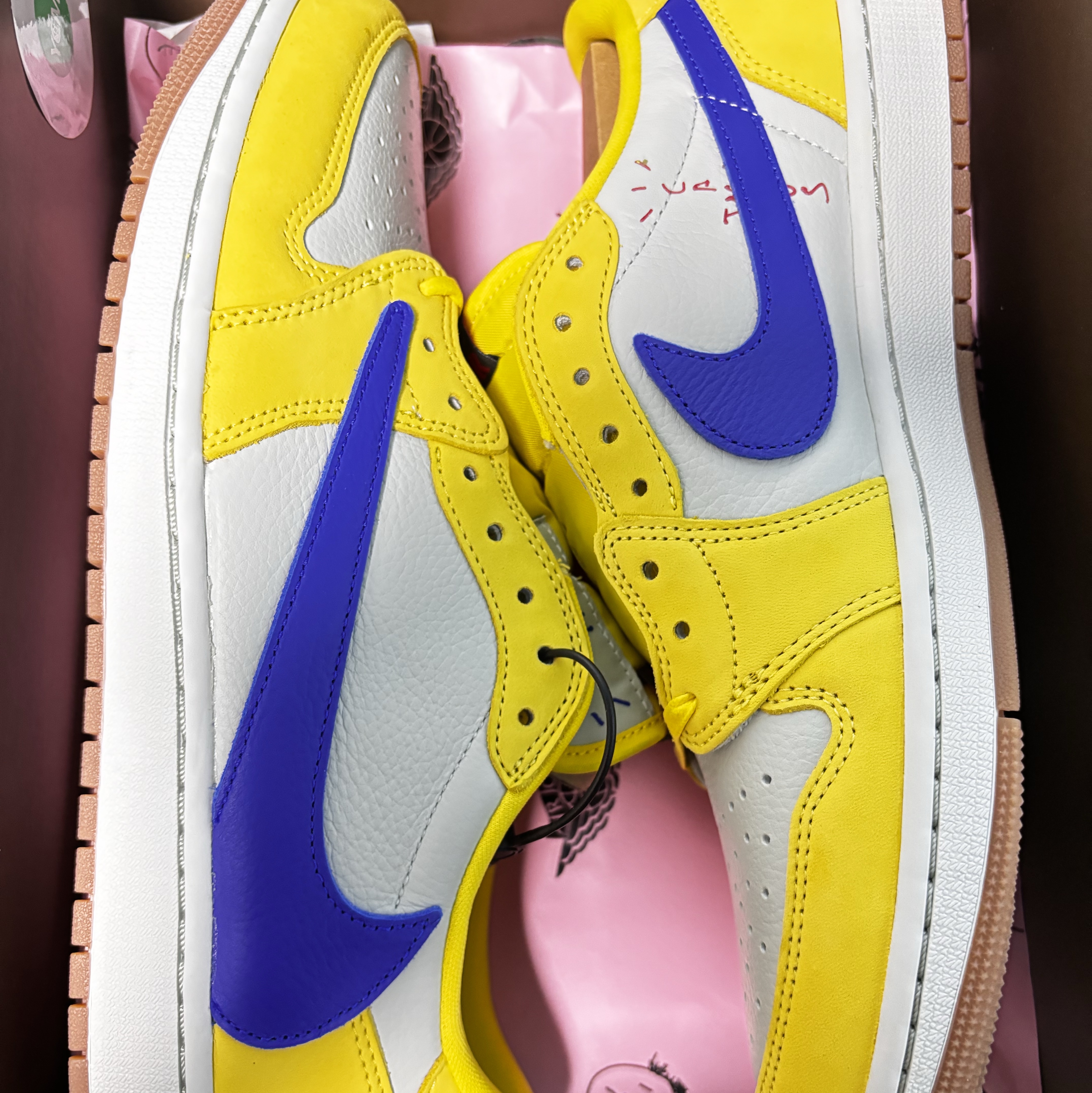 (W) Jordan 1 x Travis Scott Retro Low OG SP Canary 착용 스타일