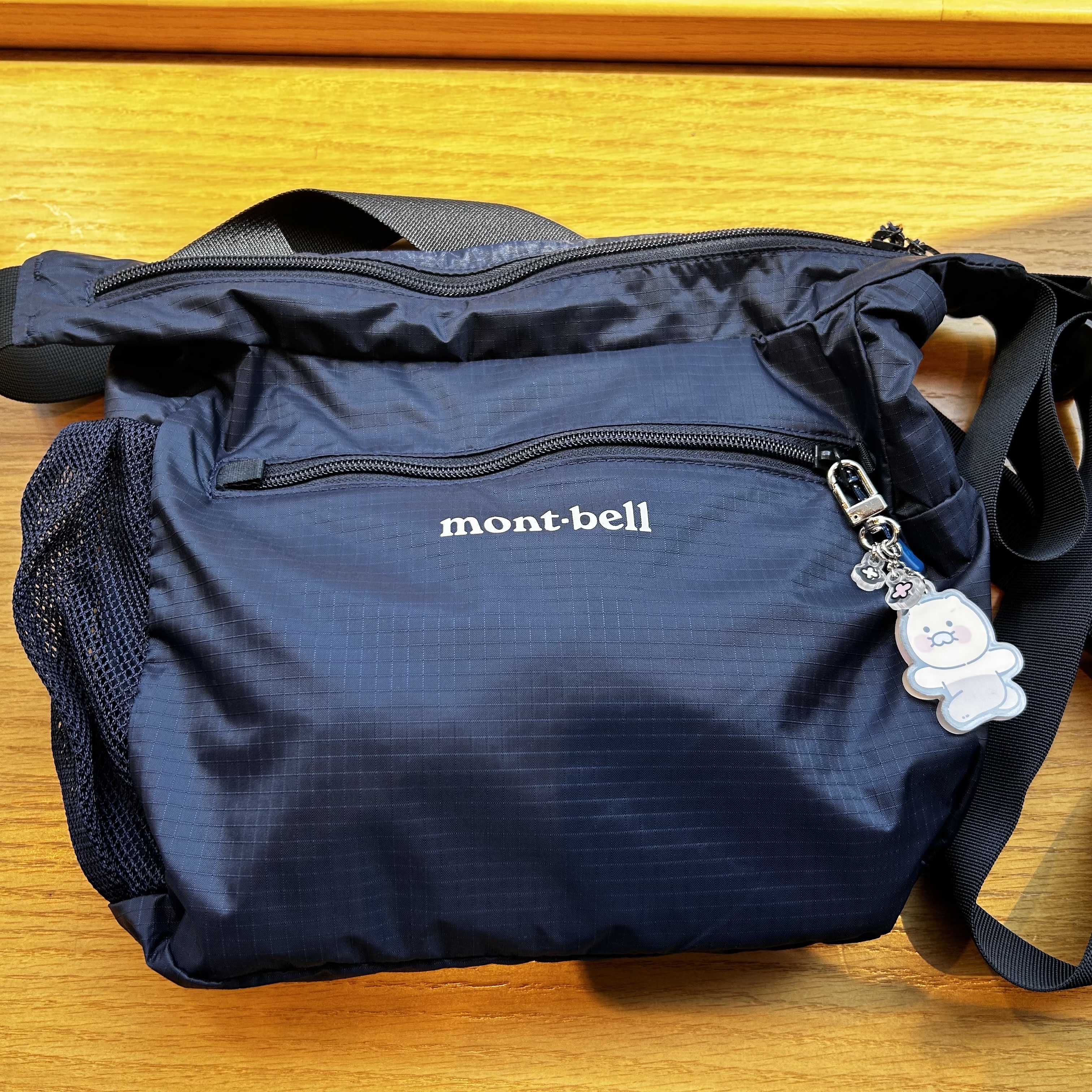 Montbell Pocketable Light Shoulder Bag Small Navy 착용 스타일 - 2