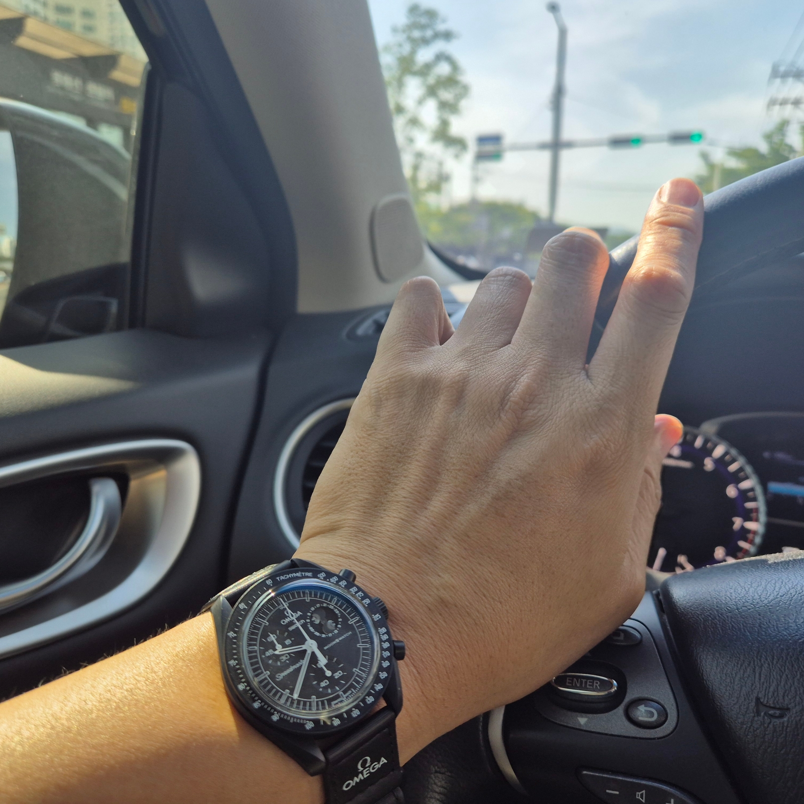 Swatch x Omega x Snoopy Bioceramic Moonswatch Mission To The Moonphase New Moon 착용 스타일