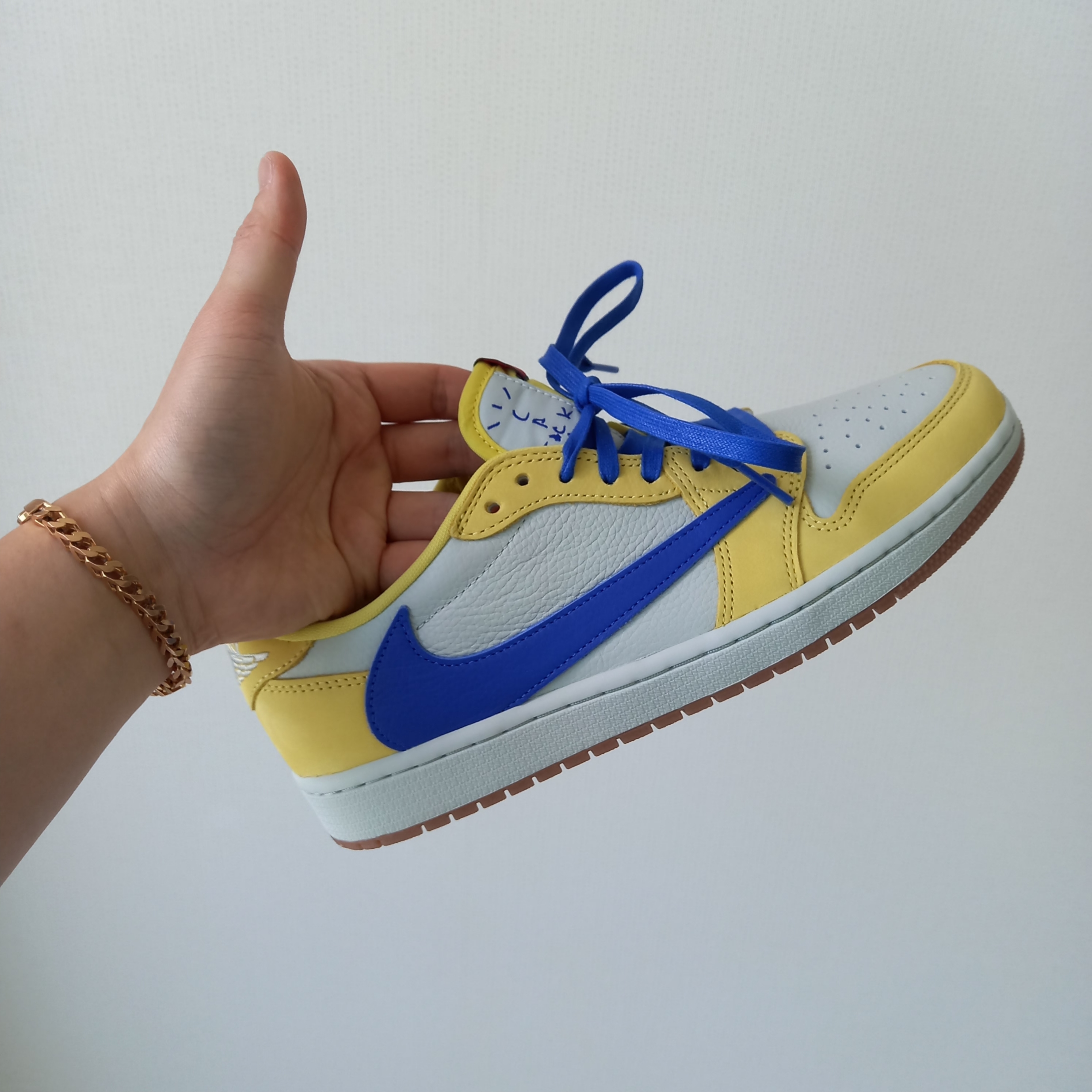 (W) Jordan 1 x Travis Scott Retro Low OG SP Canary 착용 스타일 - 7