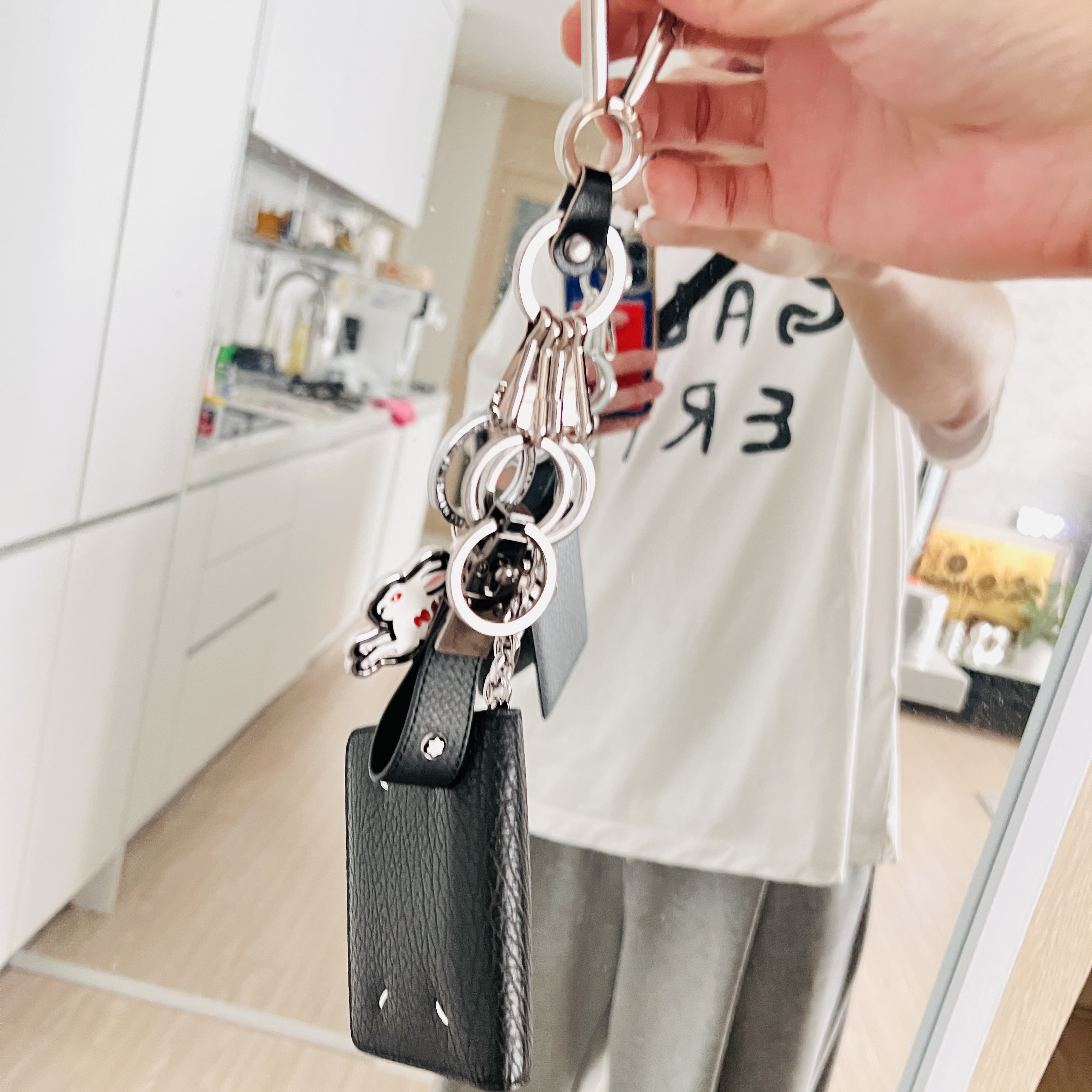 Maison Margiela Keyring Wallet Black, Montblanc Sartorial Loop Key Fob Black 착용 스타일 - 1