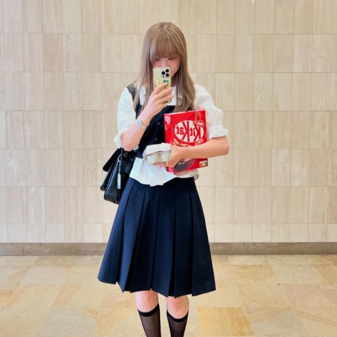 [예약 배송] FLETTA Classic Pleats Skirt Navy 착용 스타일