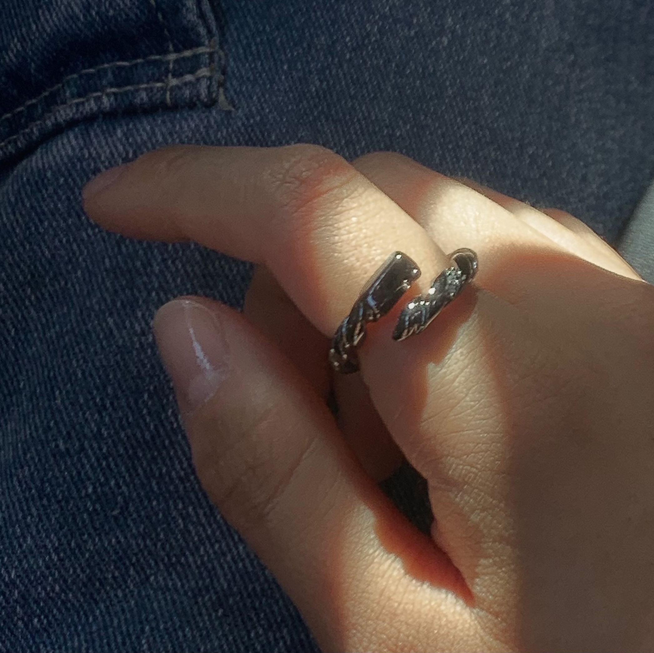 Sentiments No.278 Ring Black 착용 스타일