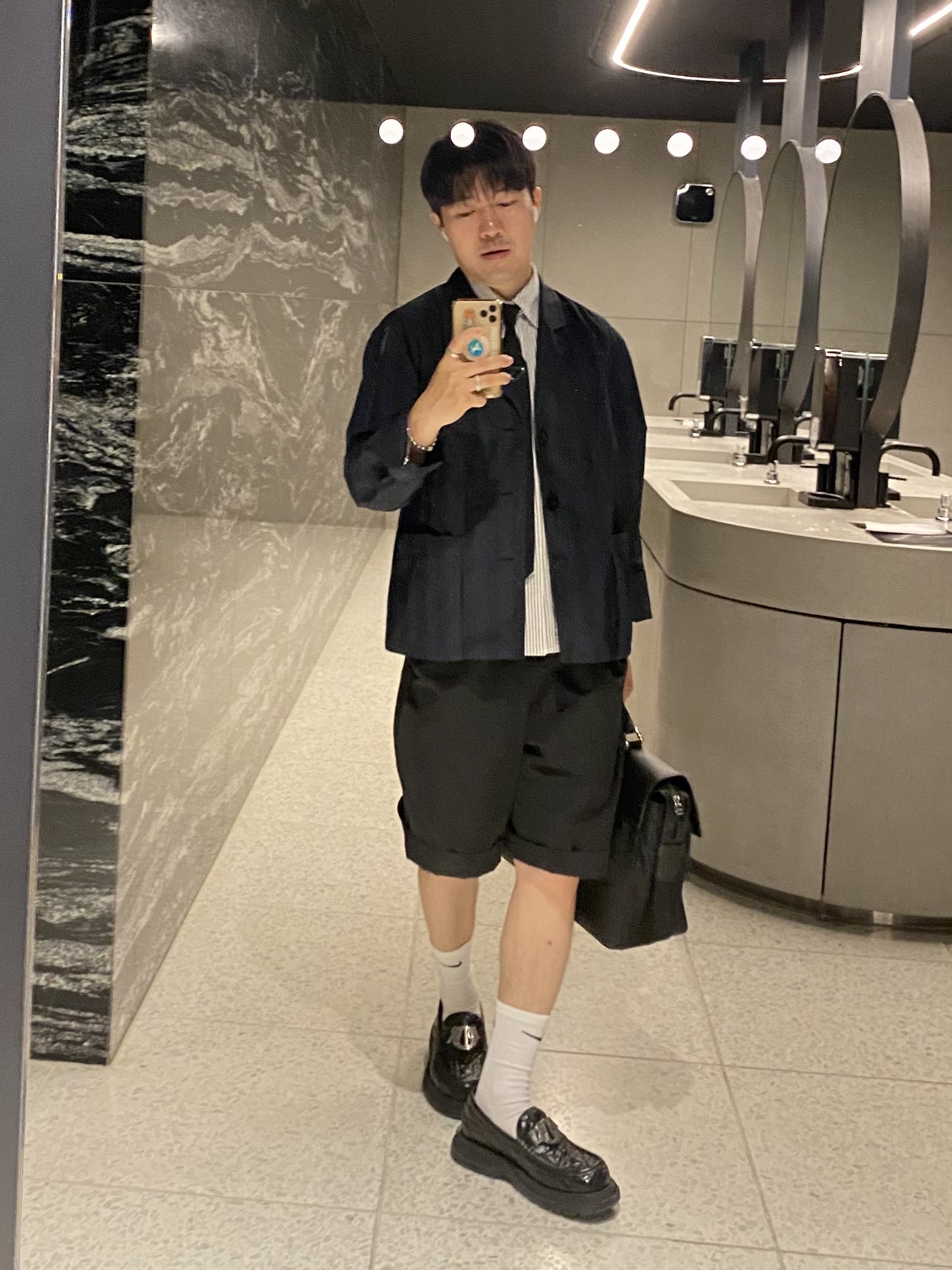 Prada Re-Nylon Gabardine Tie Black, Nike x Stussy NRG Crew Socks White Black 착용 스타일