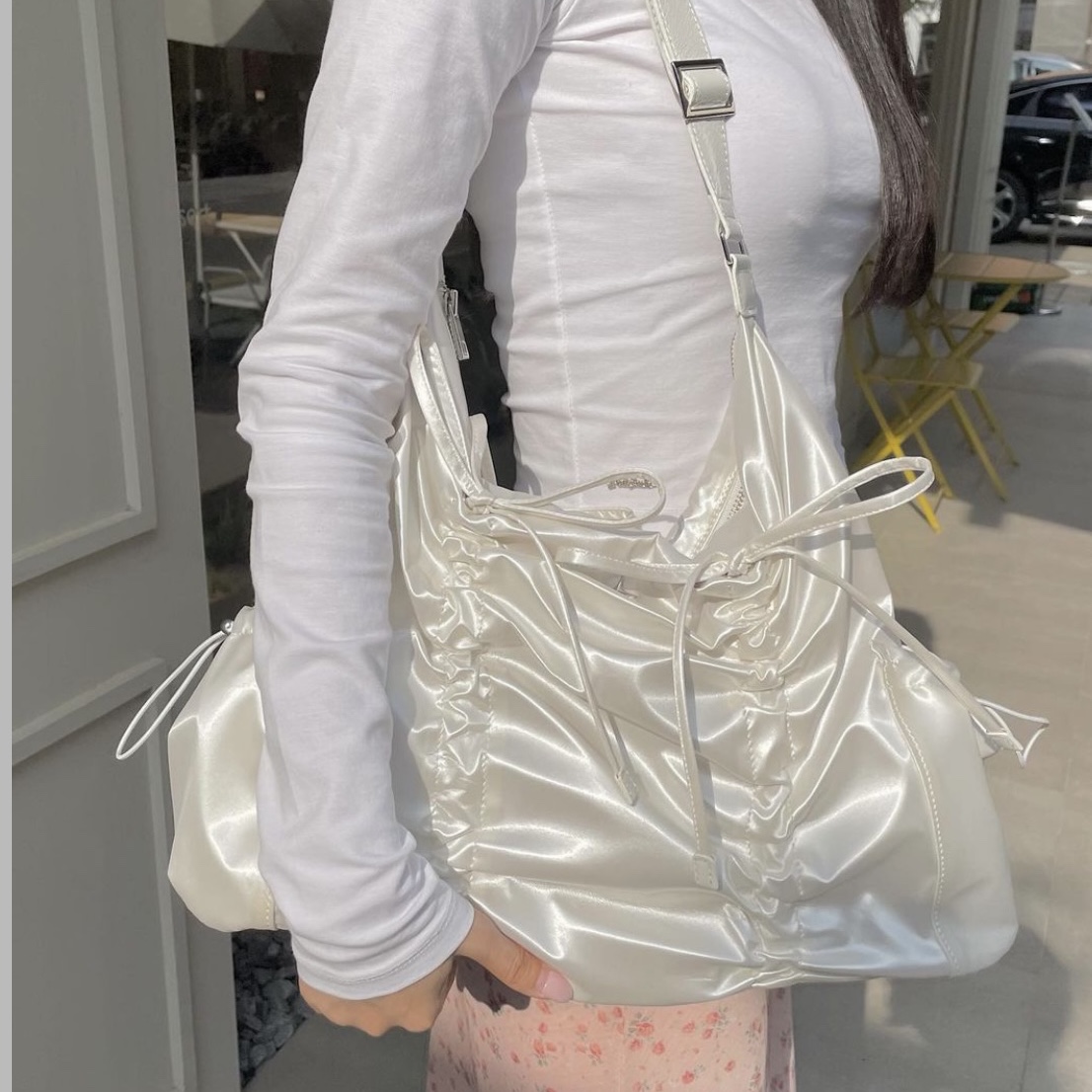 For Appeal String Ribbon Large Hobo Bag Glossy Black, For Appeal String Ribbon Large Hobo Bag Silver 착용 스타일