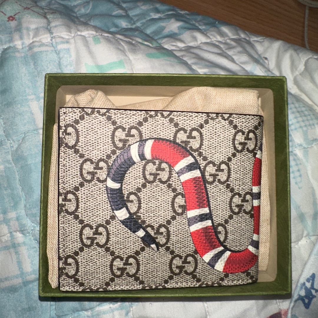 Gucci Kingsnake Print GG Supreme Wallet 착용 스타일