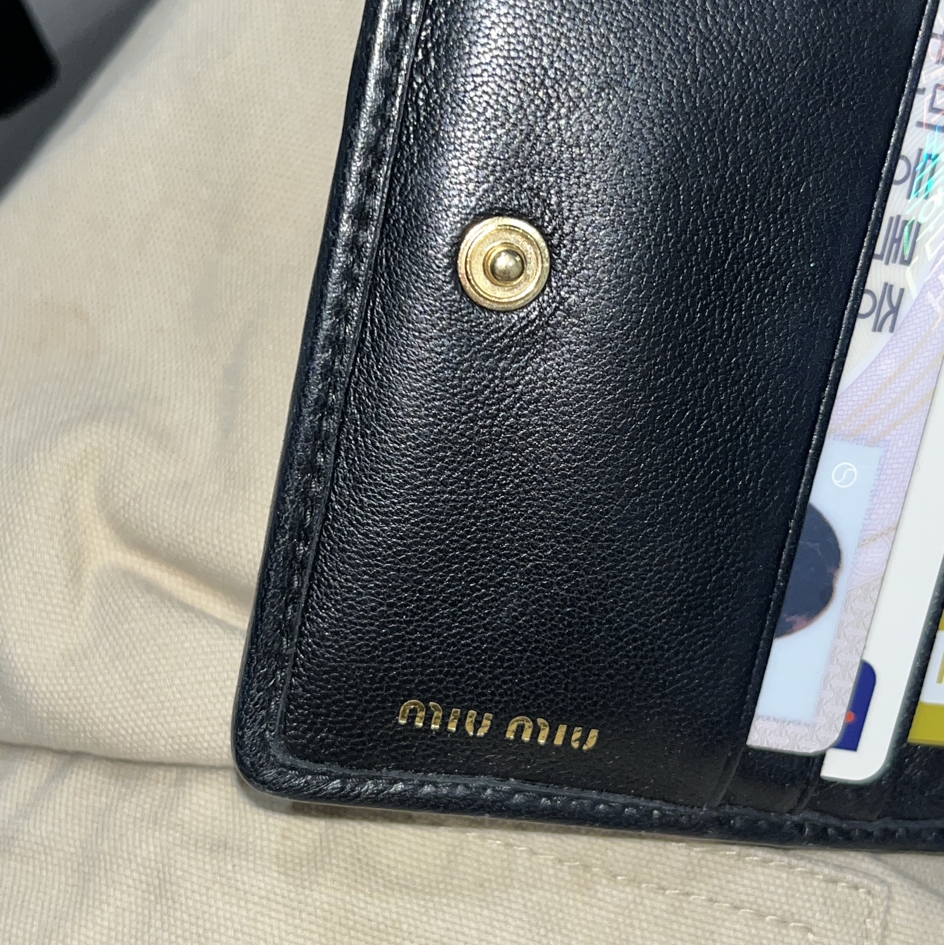 Miu Miu Matelasse Nappa Leather Wallet Black 착용 스타일 - 2