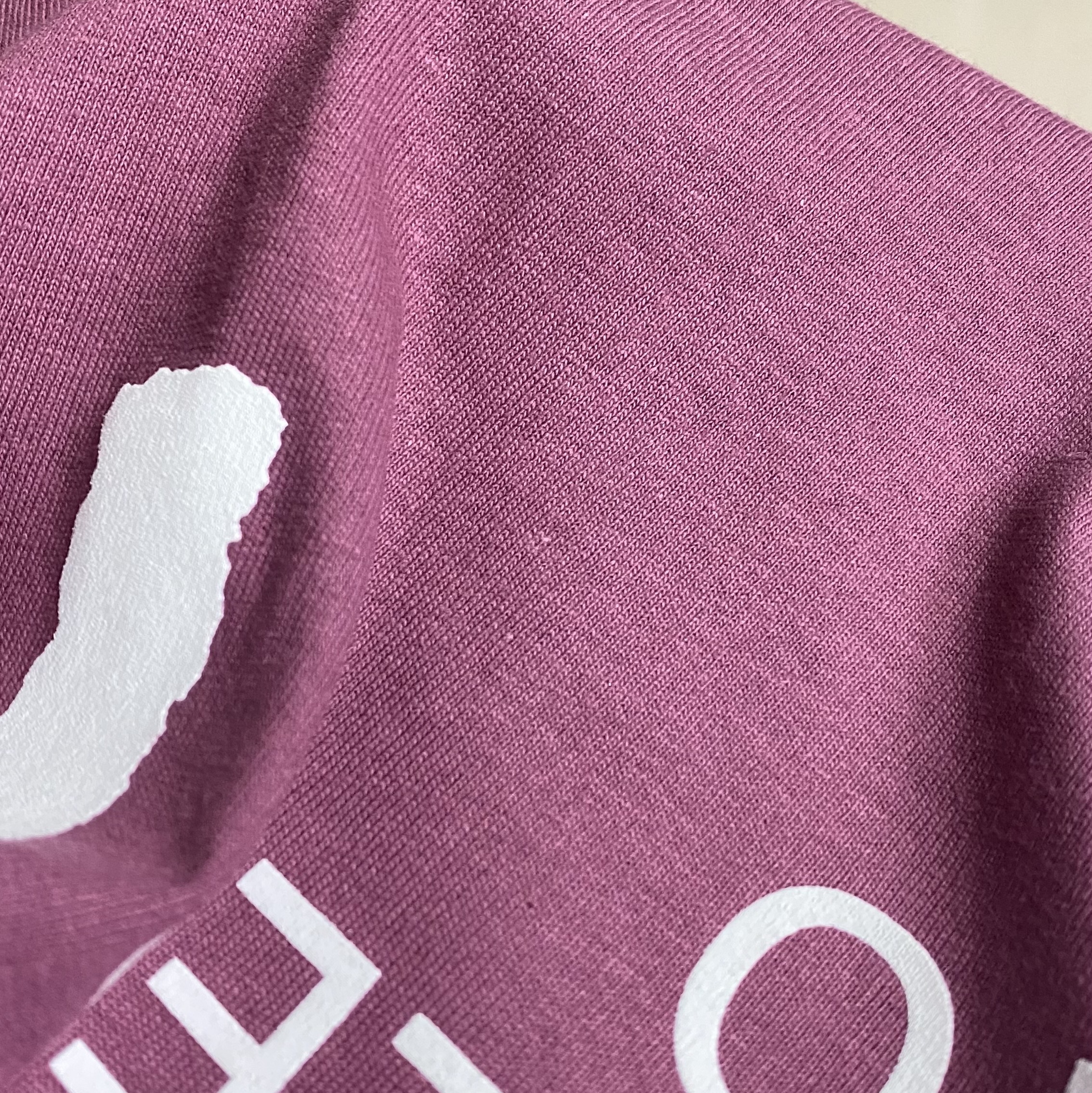 Stussy World Tour T-Shirt Berry 2024 착용 스타일 - 2