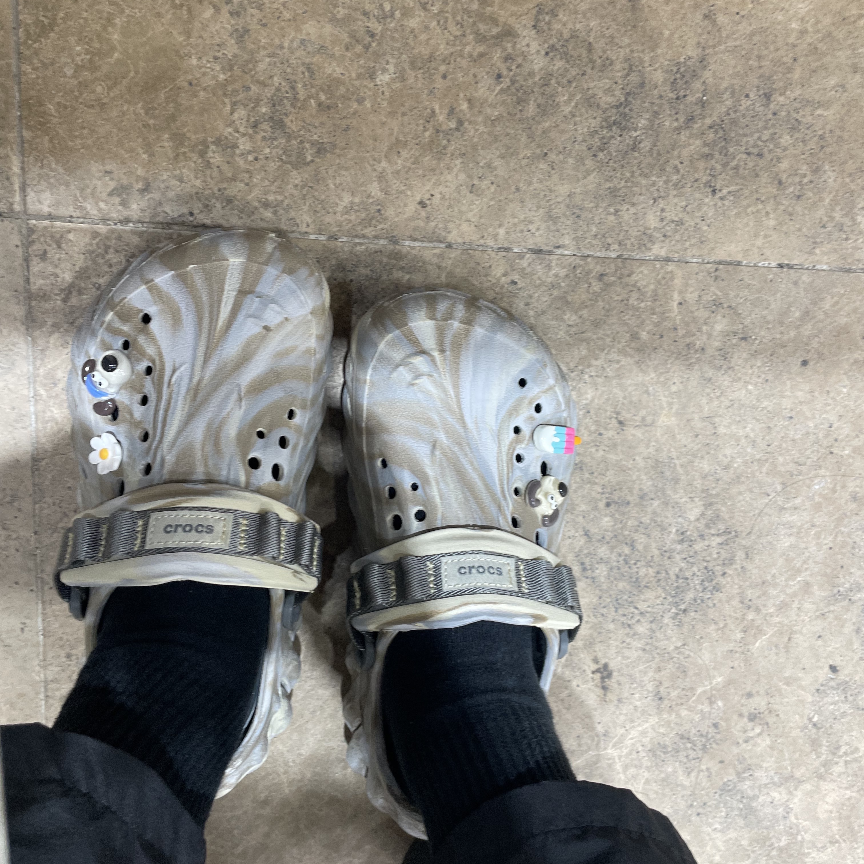 Crocs Echo Marbled Clog Bone Multi 착용 스타일