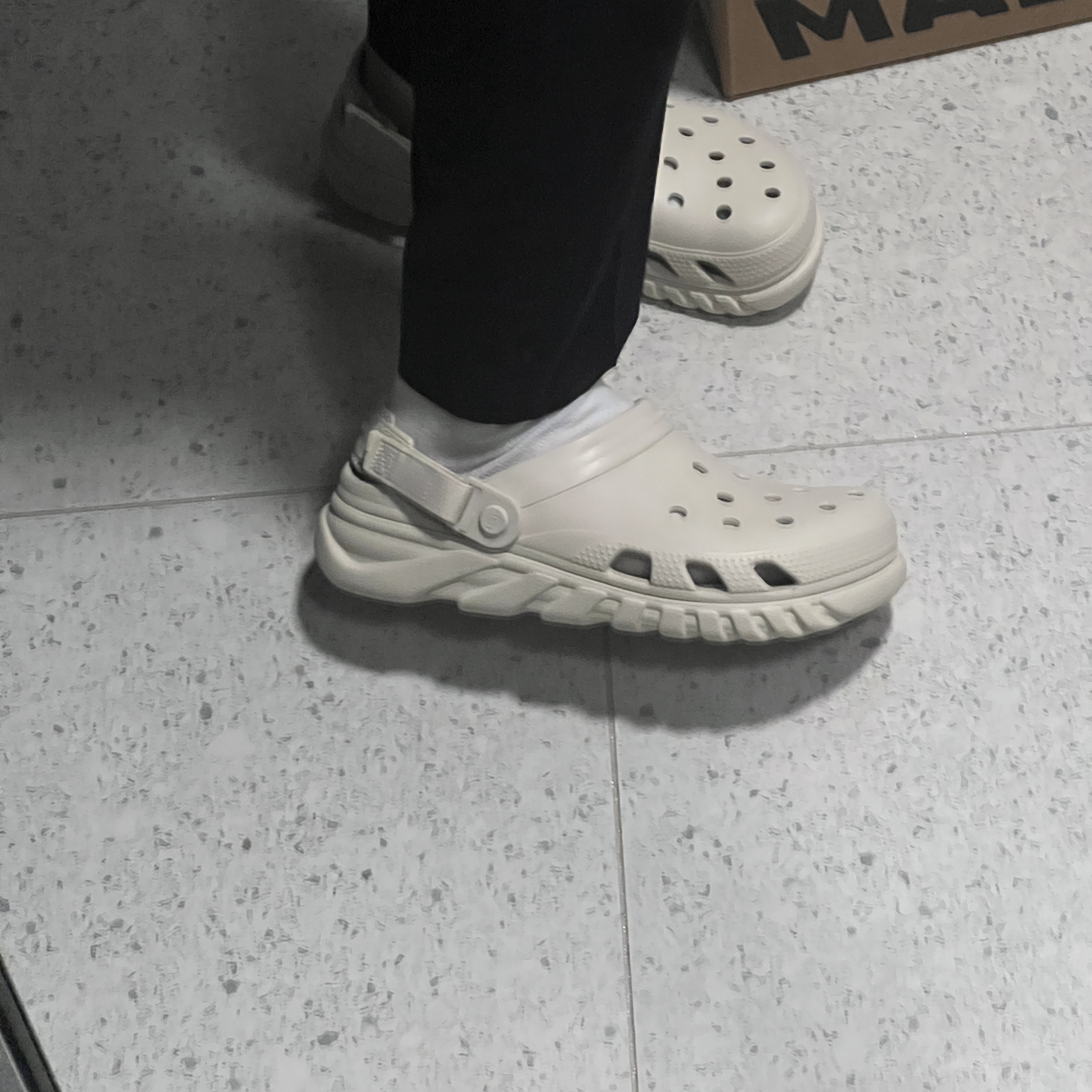 Crocs Duet Max II Clog Stucco 착용 스타일 - 3