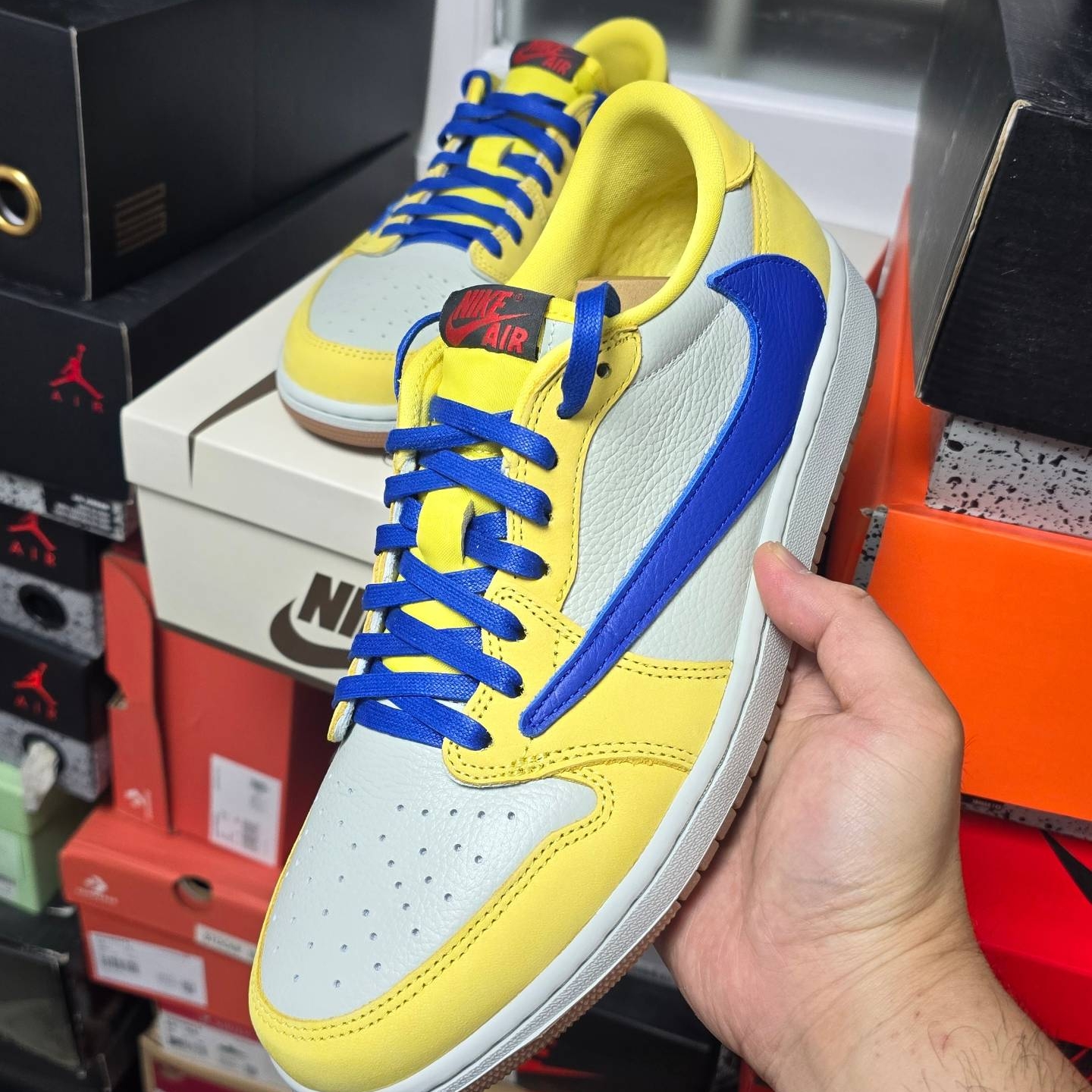 (W) Jordan 1 x Travis Scott Retro Low OG SP Canary 착용 스타일 - 2