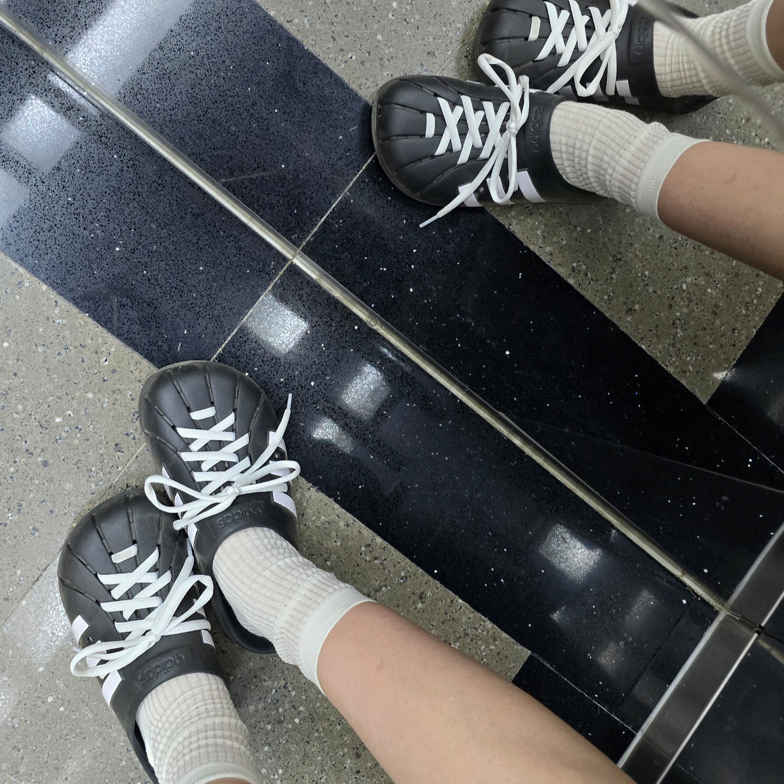 Adidas Adilette Clog Black White 착용 스타일