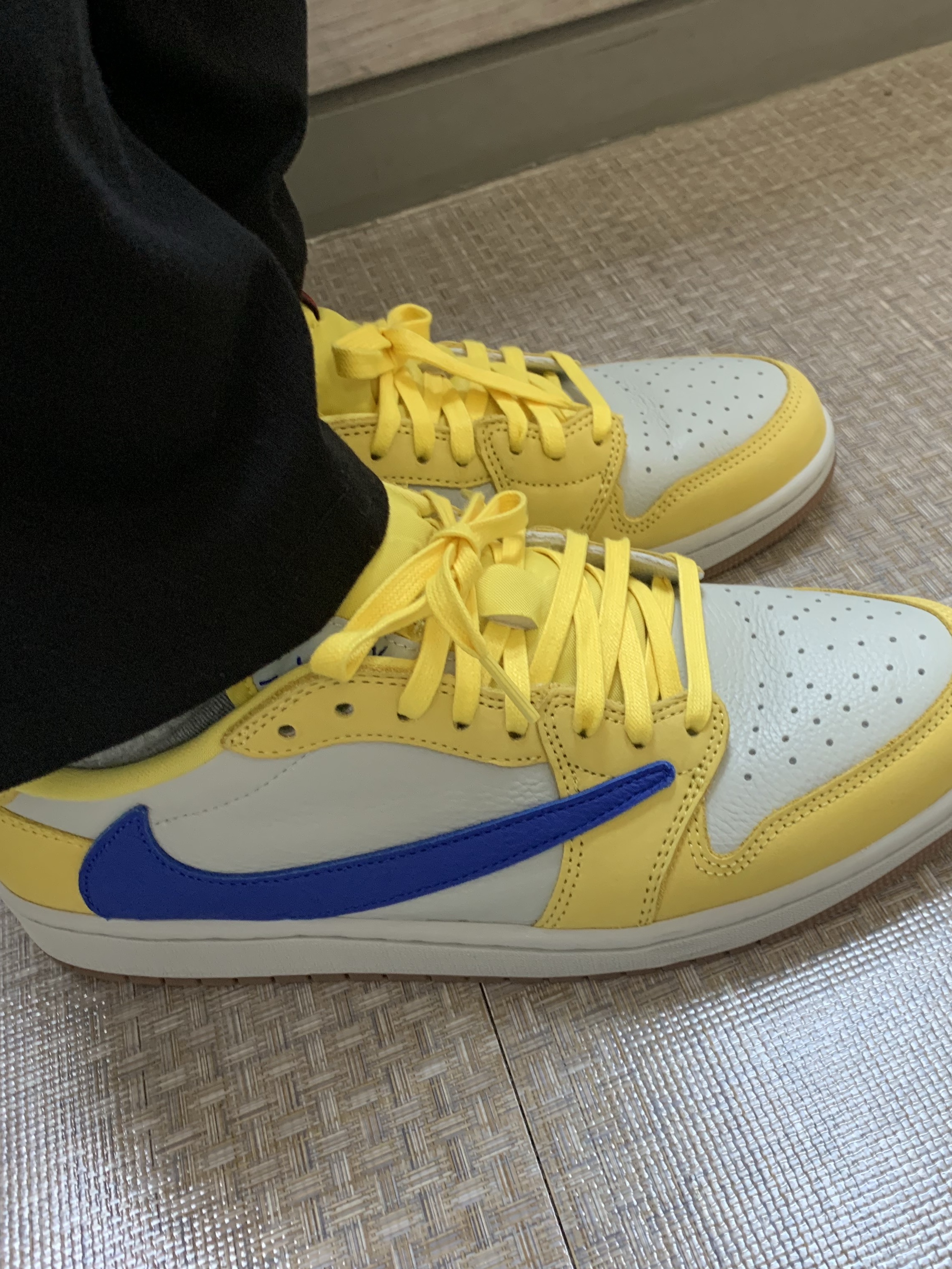 (W) Jordan 1 x Travis Scott Retro Low OG SP Canary 착용 스타일 - 1
