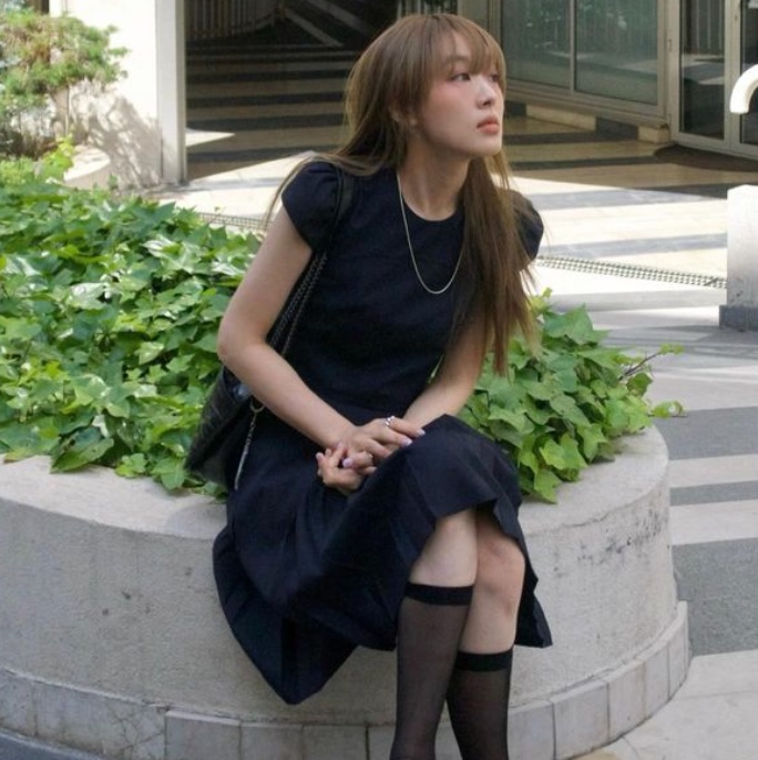 [예약 배송] FLETTA Classic Pleats Skirt Navy, [예약 배송] FLETTA Classic Crop Blouse Navy 착용 스타일