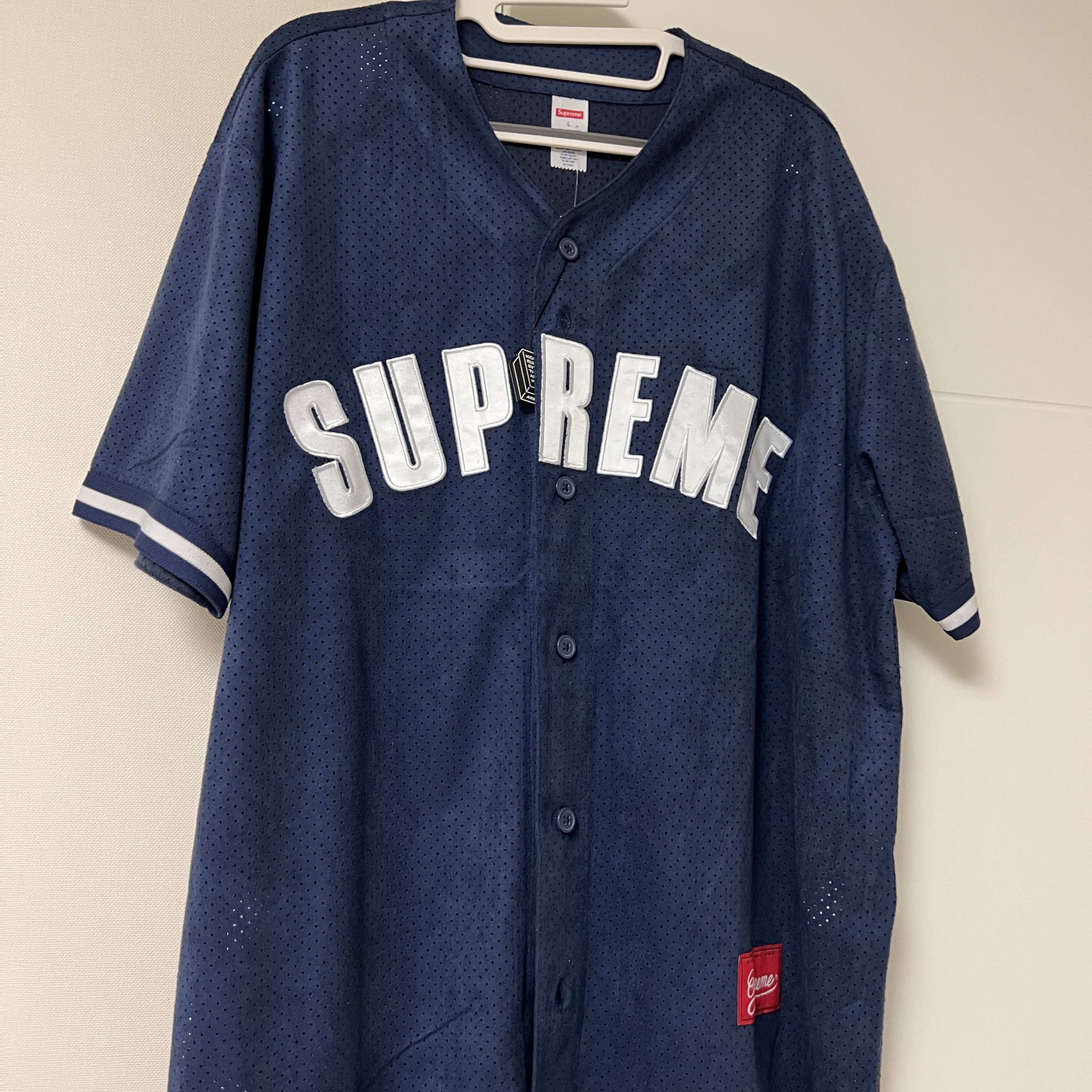 Supreme Ultrasuede Mesh Baseball Jersey Navy - 24SS, Supreme Ultrasuede Mesh Baseball Jersey Grey - 24SS 착용 스타일 - 1