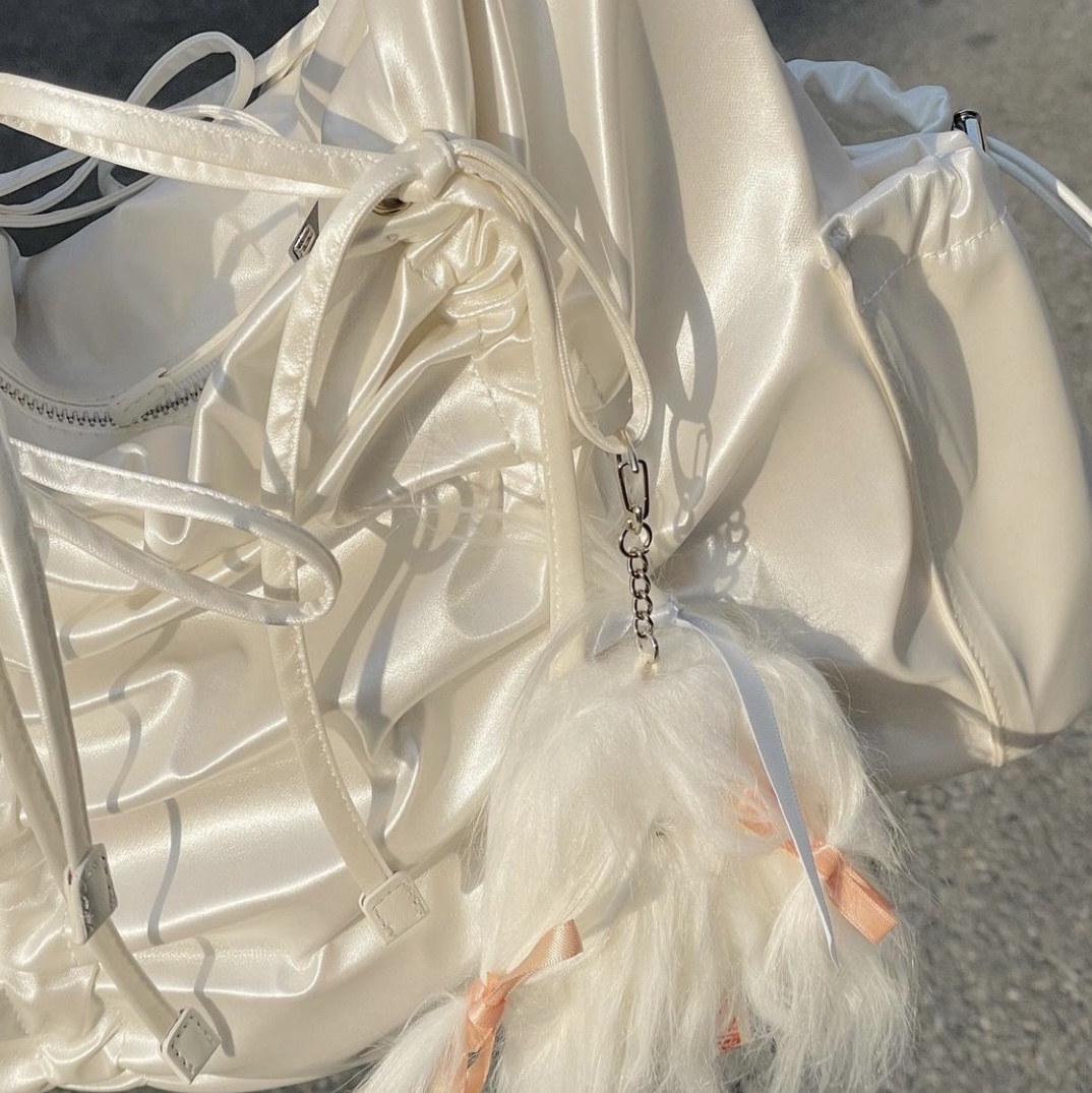 For Appeal String Ribbon Large Hobo Bag Glossy Black, For Appeal String Ribbon Large Hobo Bag Silver 착용 스타일