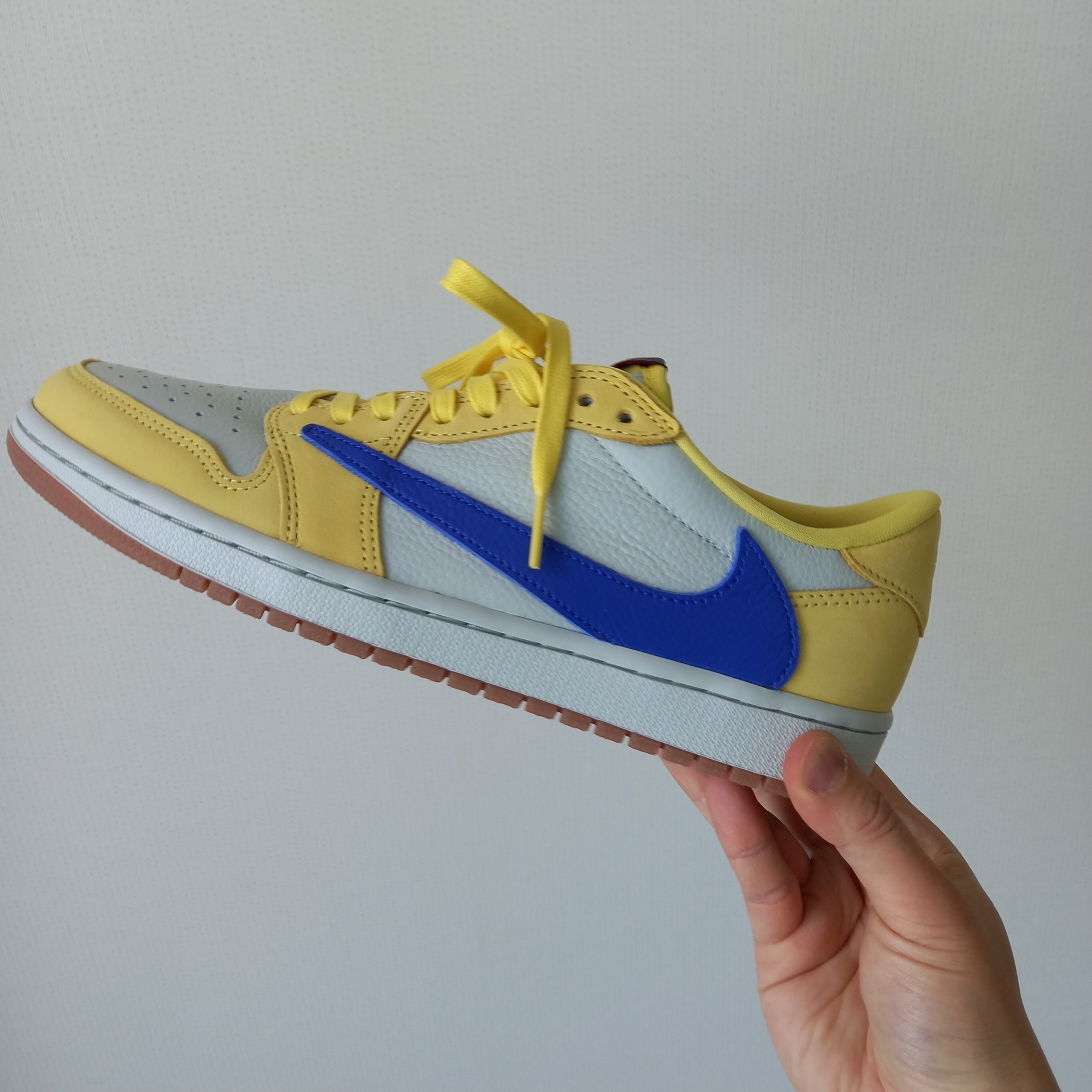 (W) Jordan 1 x Travis Scott Retro Low OG SP Canary 착용 스타일 - 6