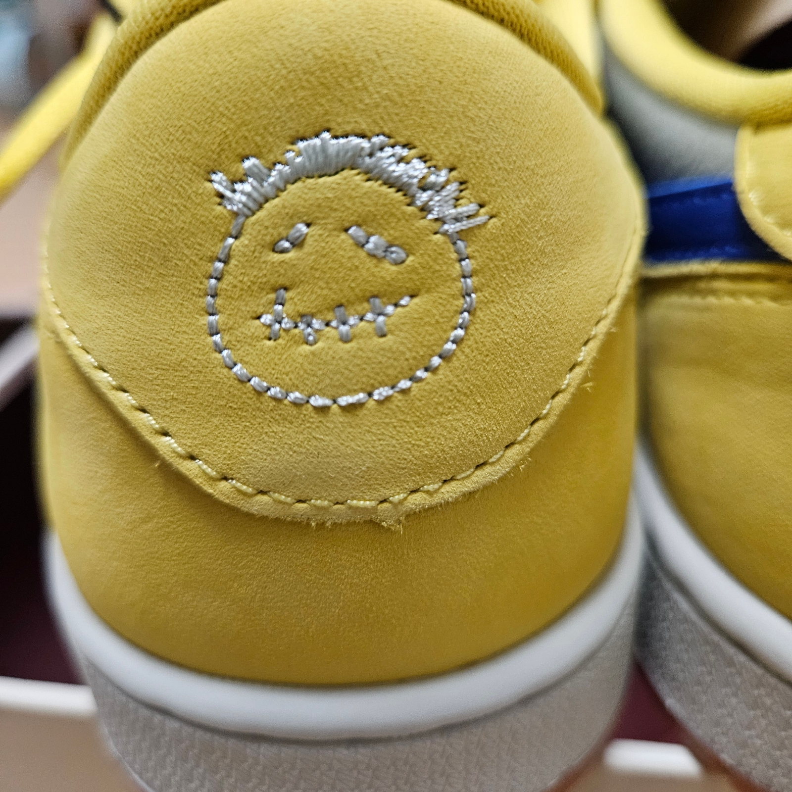 (W) Jordan 1 x Travis Scott Retro Low OG SP Canary 착용 스타일 - 3