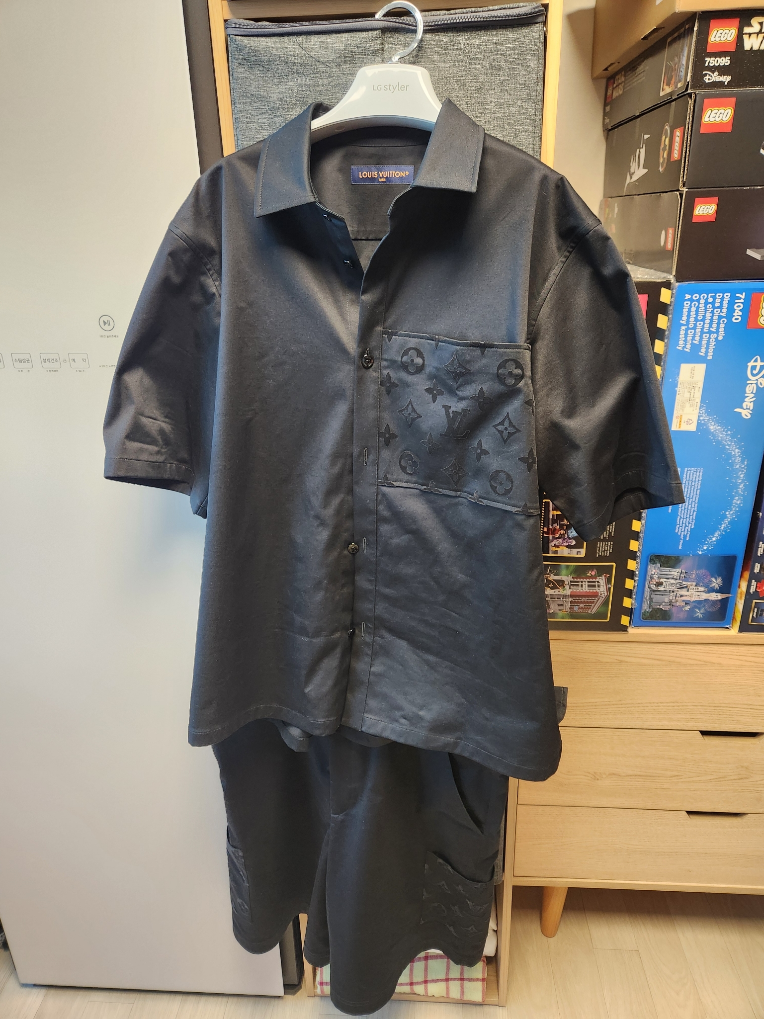 Louis Vuitton Flocked Short Sleeved Cotton Shirt Black, Louis Vuitton Flocked Cotton Cargo Shorts Black 착용 스타일