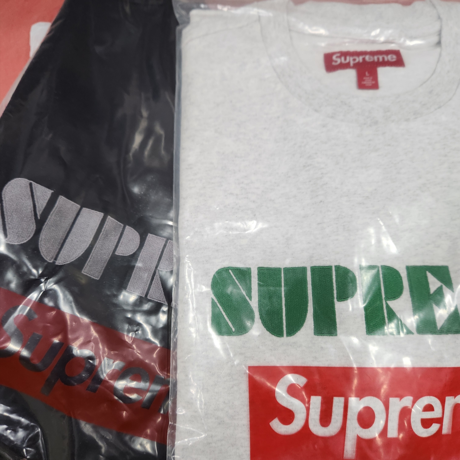 Supreme Stencil Embroidered S/S Top Ash Grey - 24SS, Supreme Stencil Embroidered S/S Top Black - 24SS 착용 스타일 - 1