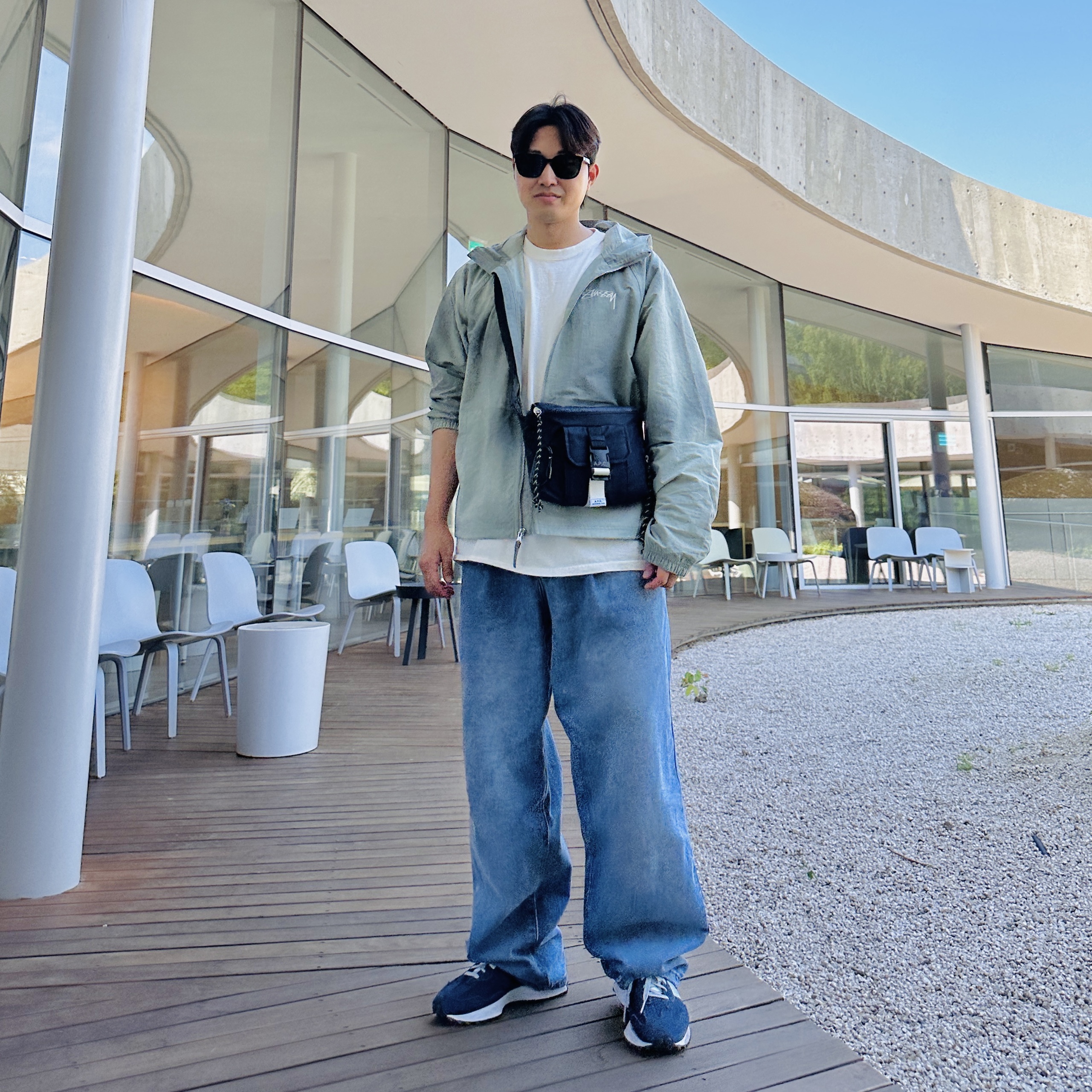 Stussy Wave Dye Beach Shell Jacket Sage, A.P.C. Treck Bum Bag Dark Navy Blue 착용 스타일