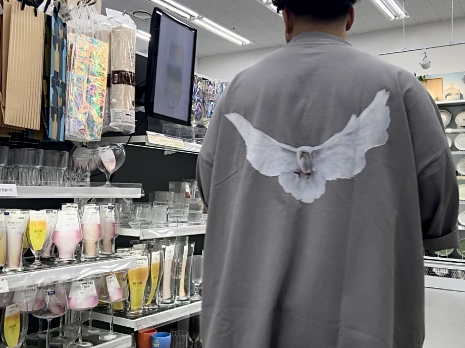 Yeezy Gap Engineered By Balenciaga Dove 3/4 Sleeve T-Shirt Grey, (W) Adidas Adilette 22 Wonder Clay 착용 스타일 - 3