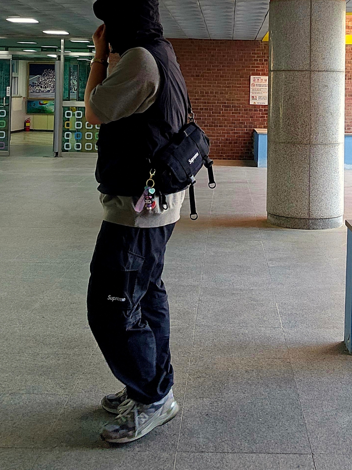 Supreme Mini Duffle Bag Black - 24SS, Supreme Mesh Pocket Belted Cargo Pants Black - 21SS 착용 스타일 - 1