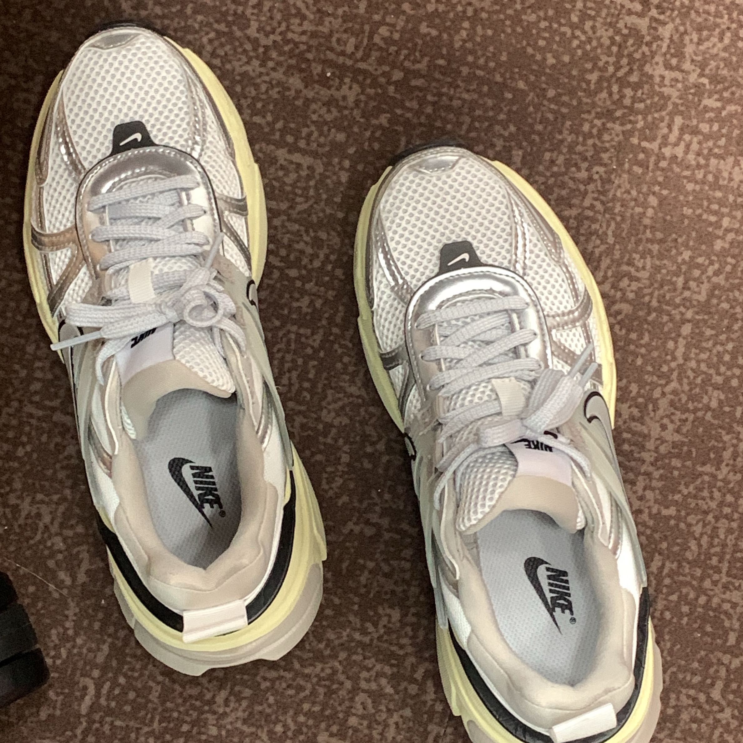 Nike V2K Run Summit White Metallic Silver 착용 스타일