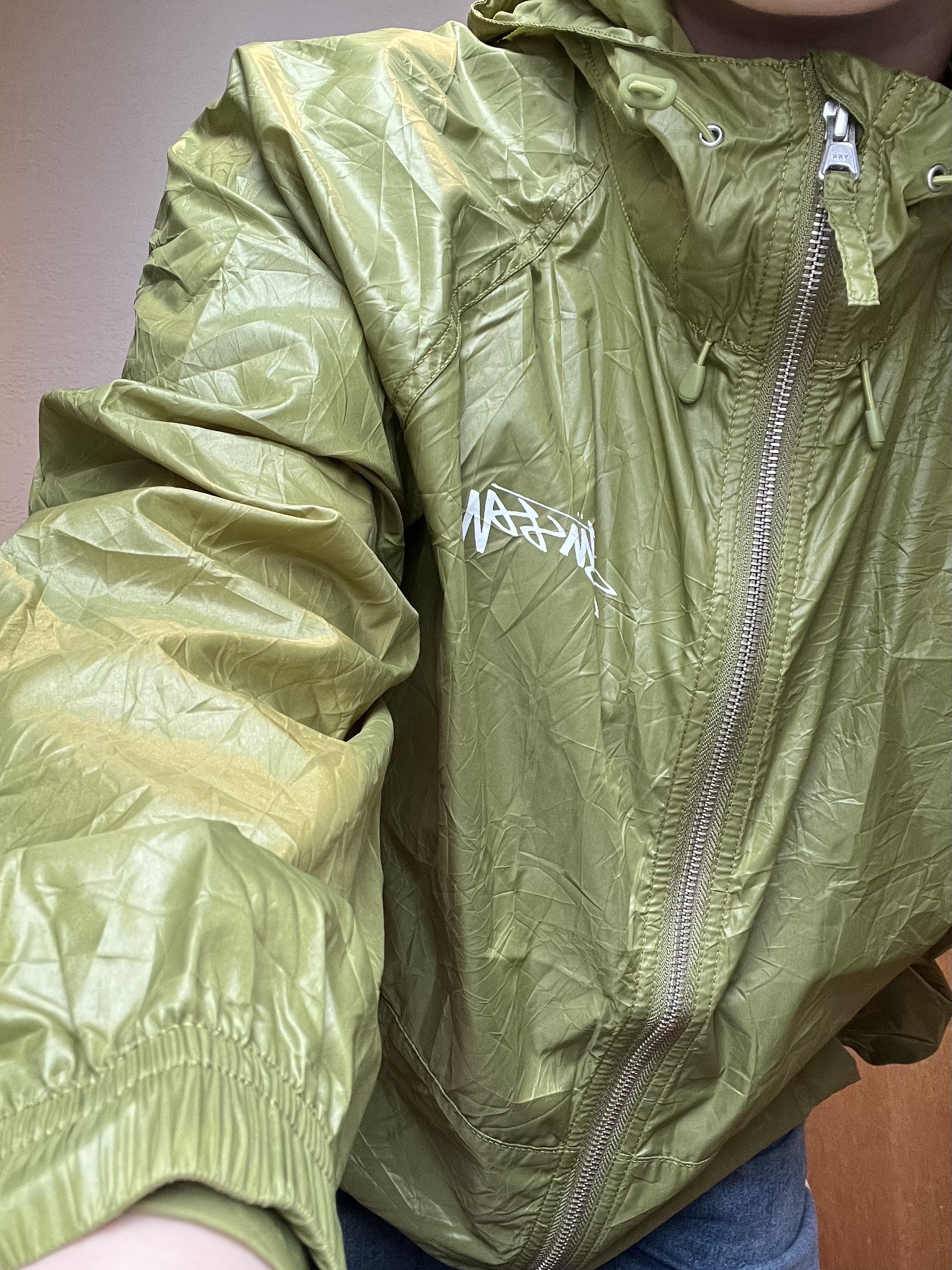 Stussy Beach Shell Wrinkled Nylon Jacket Lizard 착용 스타일