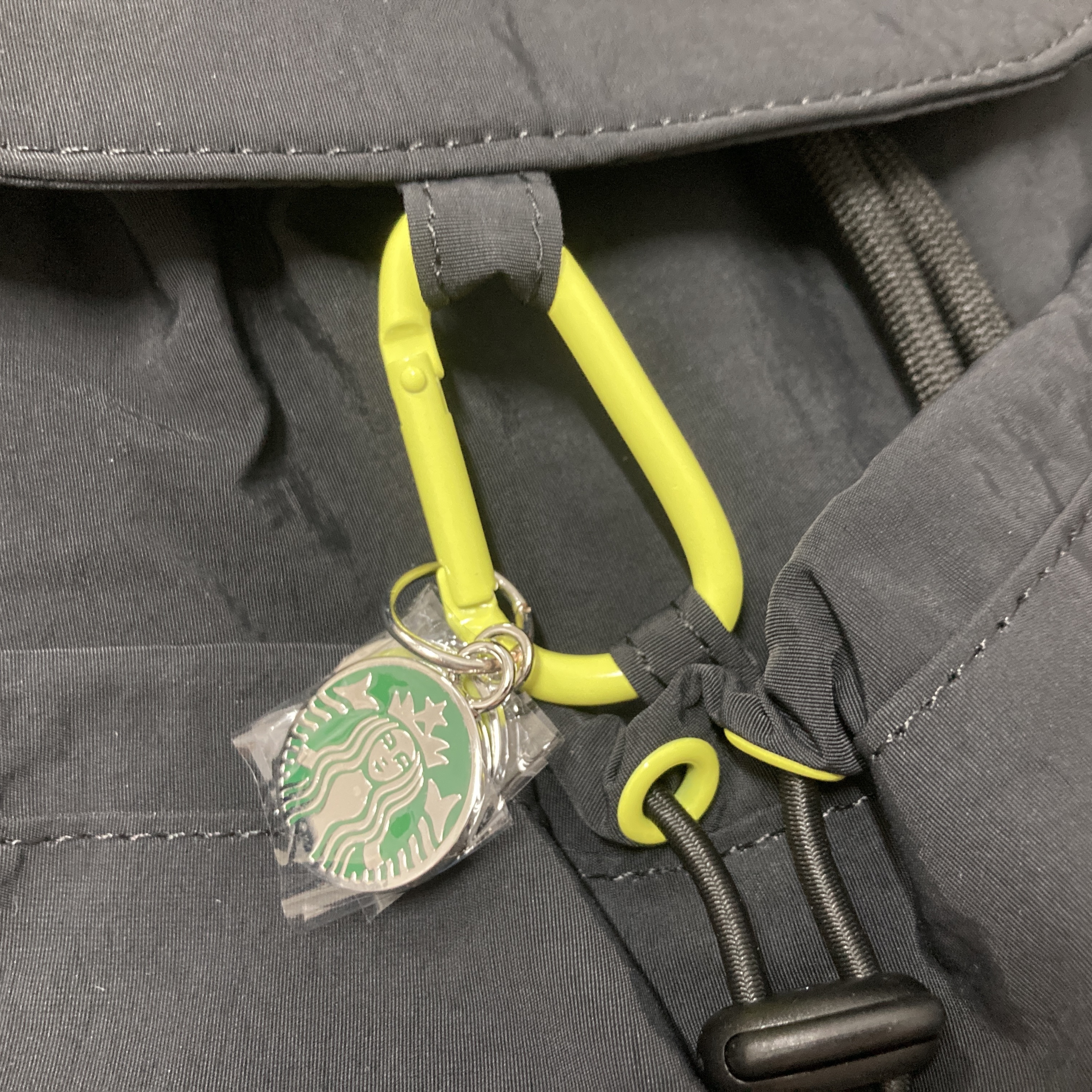 Starbucks x NCT Concert Bag Black 착용 스타일 - 5